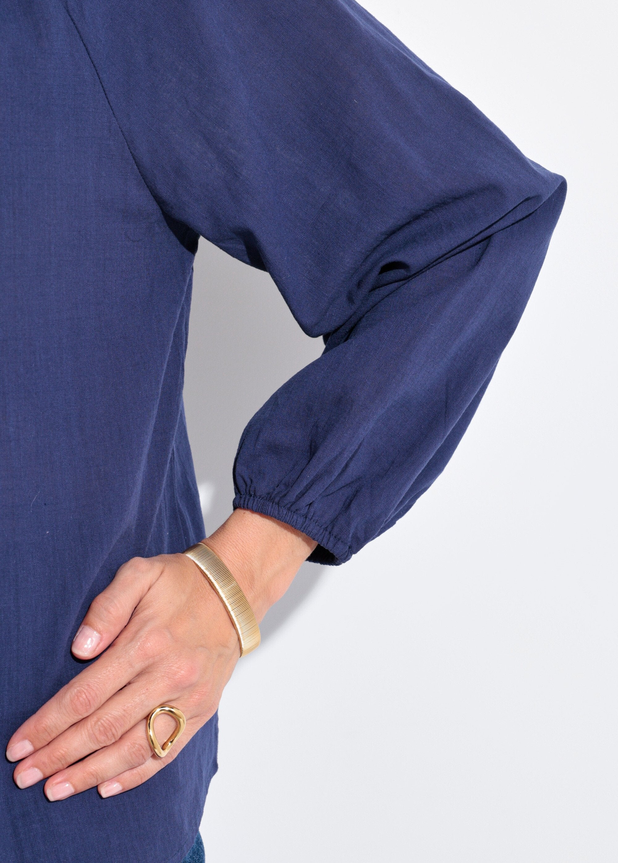 Loose-fitting_V-neck_blouse_with_a_tie_Marine_DE2_slim