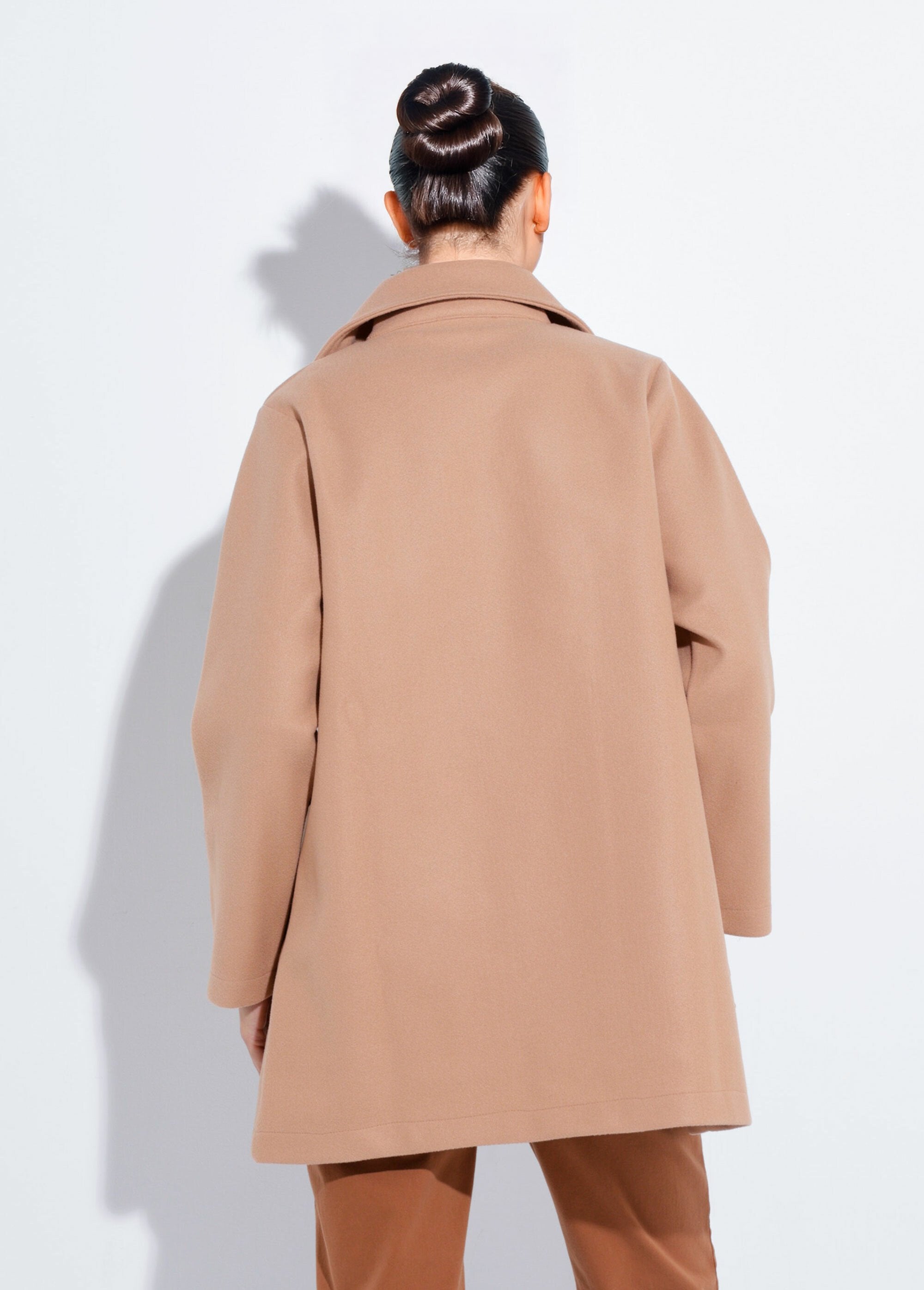 Long,_plain_wool-cloth_style_pea_coat_camel_DO1_slim