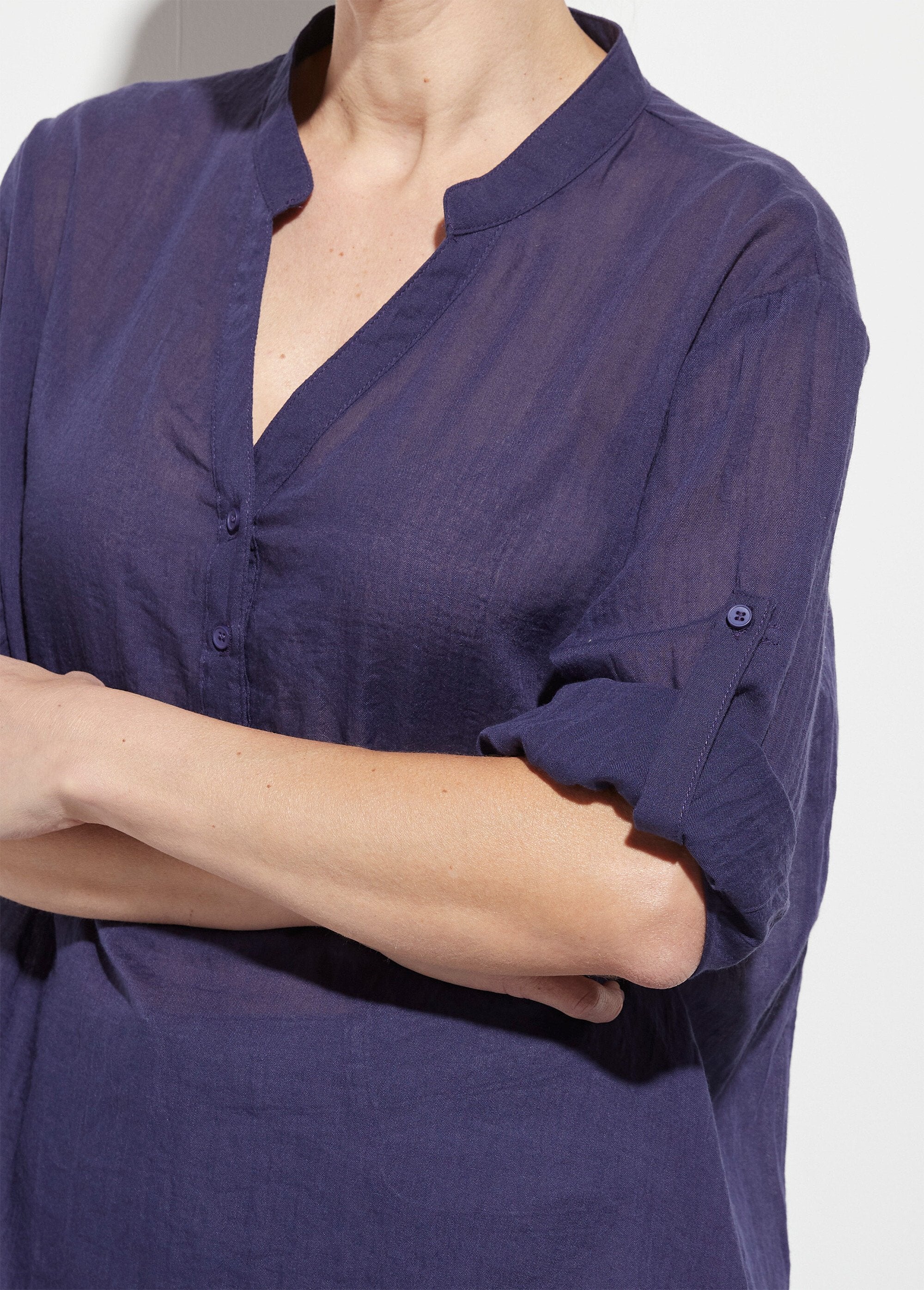 Loose-fitting_cotton_voile_Tunisian_collar_blouse_Marine_DE1_slim