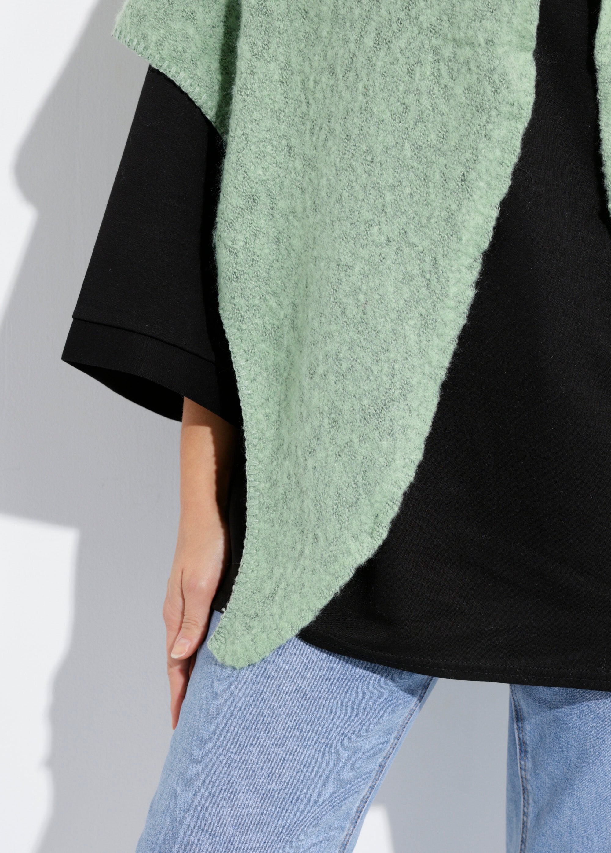 Soft_and_warm_knitted_triangle_scarf_Green_DE1_slim