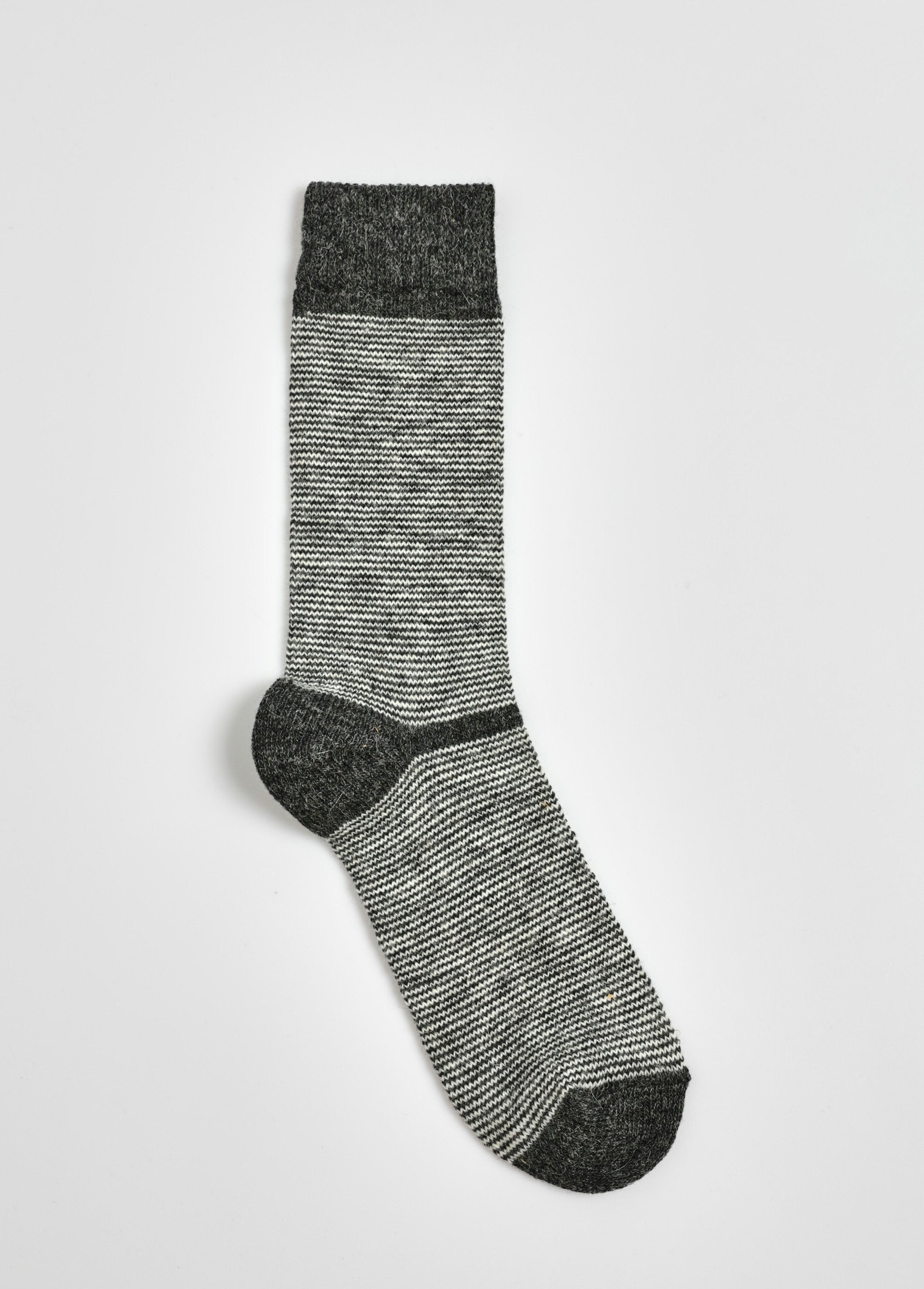 Pair_of_warm_striped_socks_with_wool_Gray_DE1_slim