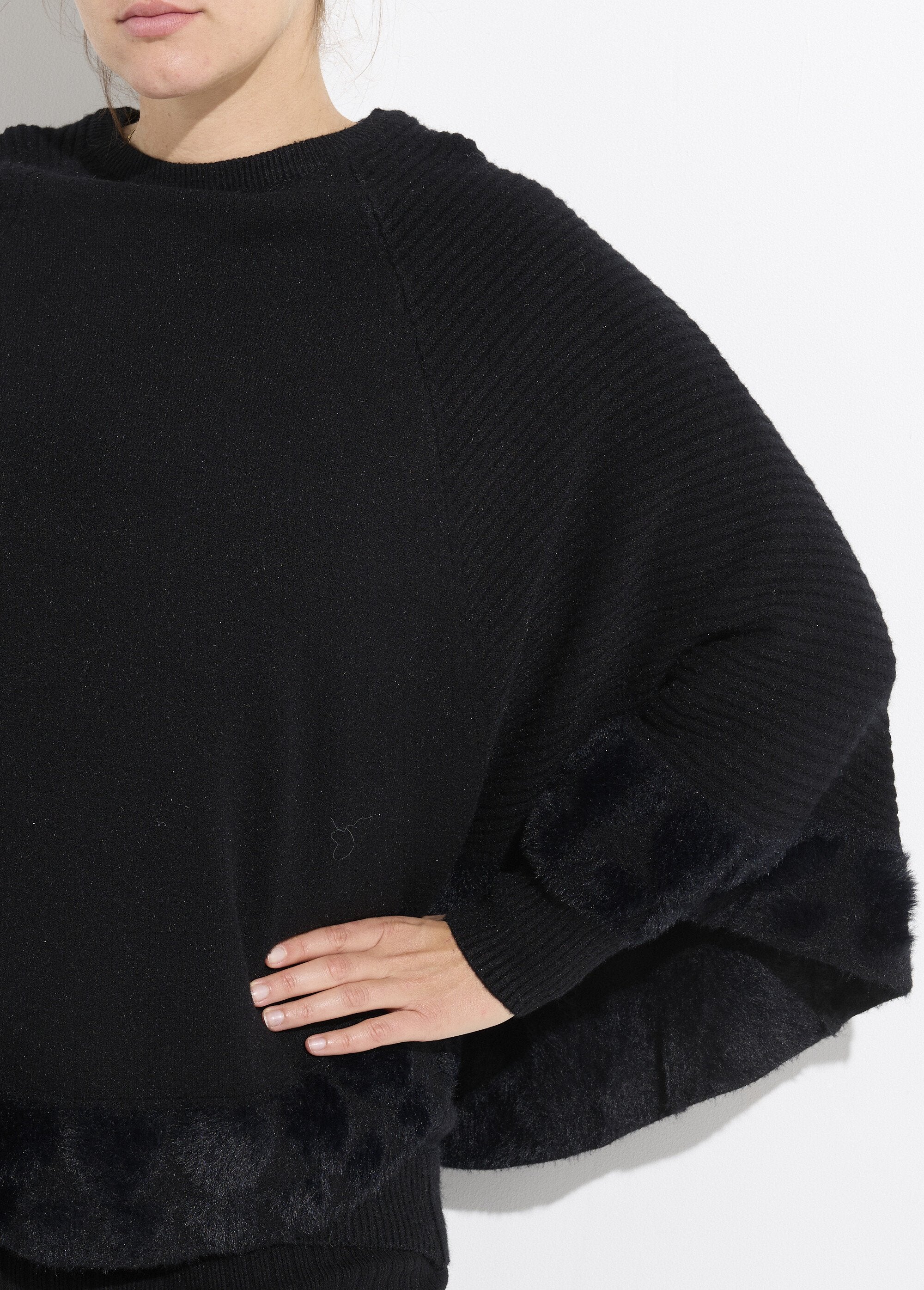 Heart-knit_cape_poncho_with_round_neck_Black_DE1_curvy