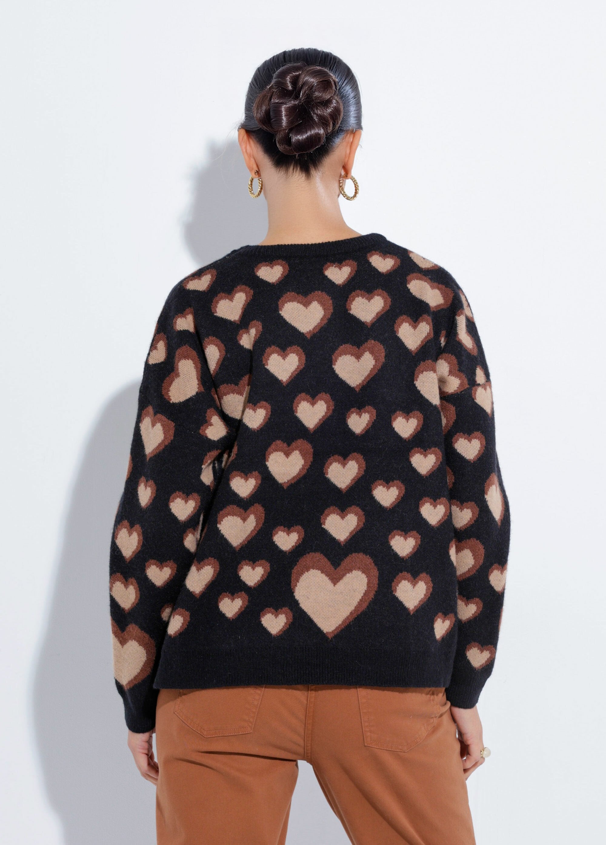 Thick,_round-neck_wool_sweater_with_hearts_Black_and_camel_DO1_slim