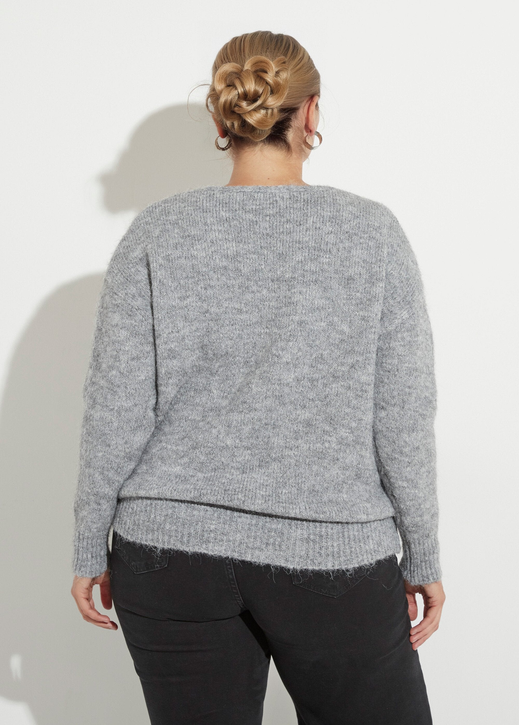 Thin_and_warm_V-neck_sweater_with_wool_Gray_DO1_curvy