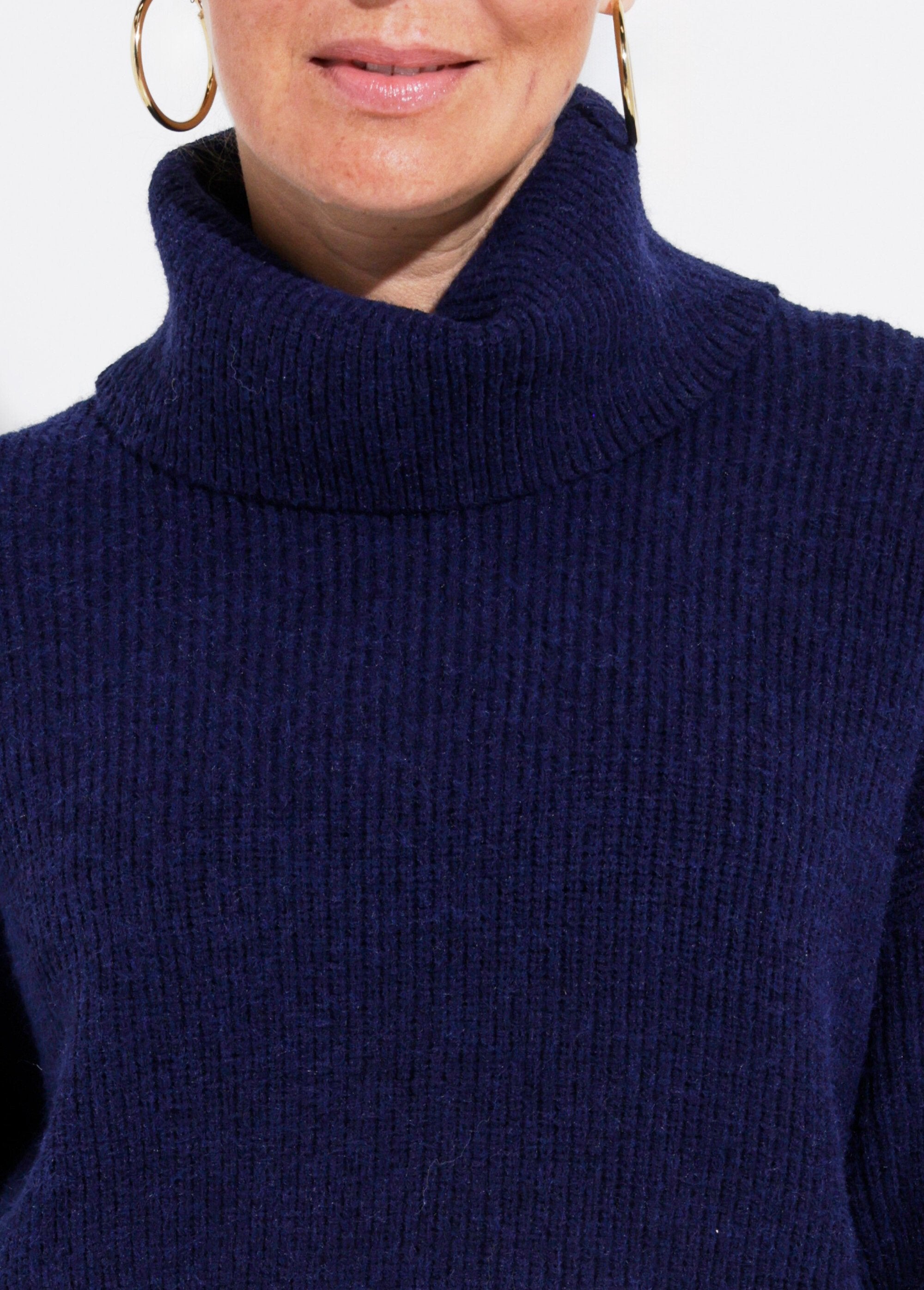 Knitted_sweater_with_soft_turtleneck_Marine_DE1_slim