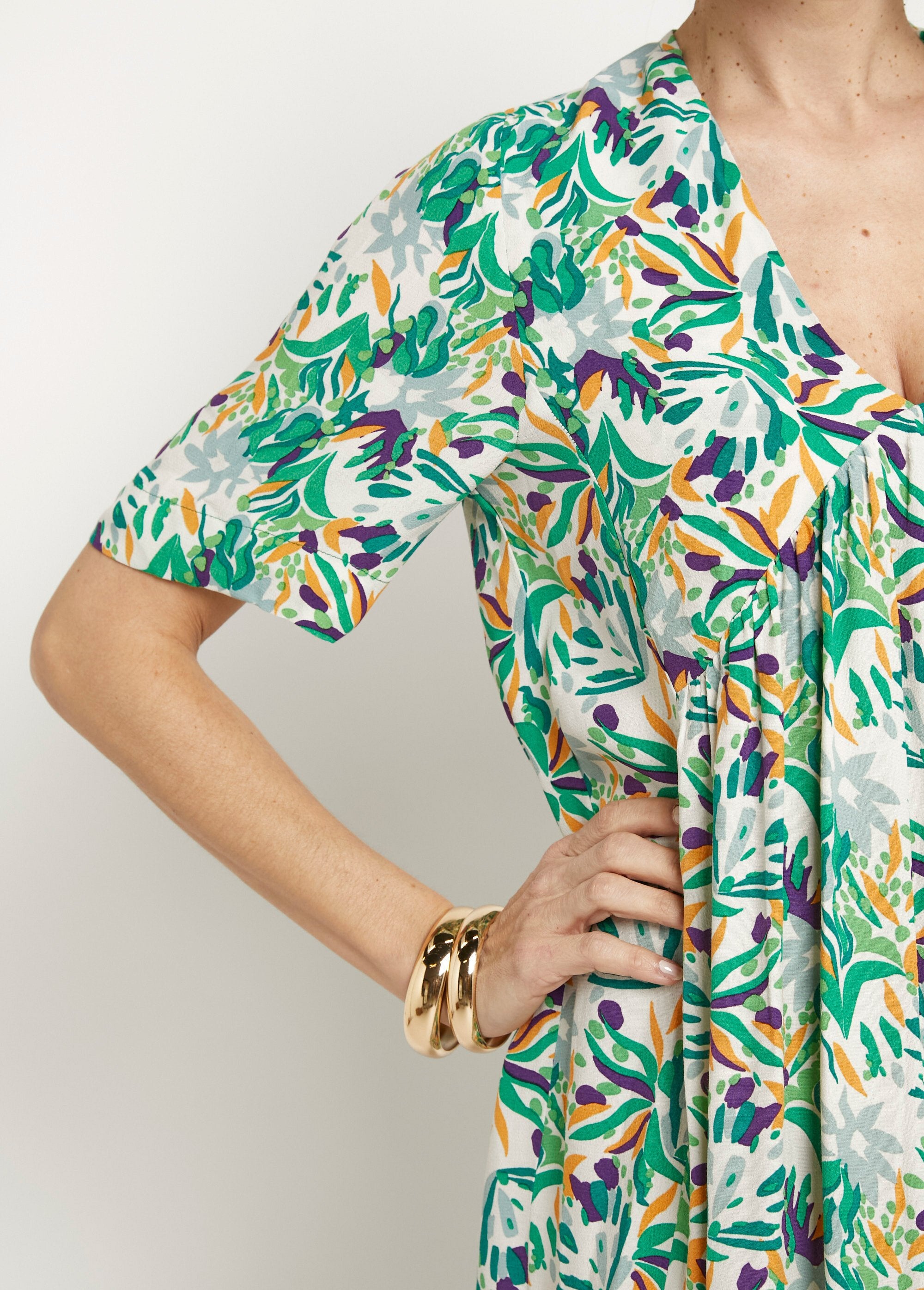 Long_printed_dress_with_V-neck_and_short_sleeves_Green_prints_DE2_slim