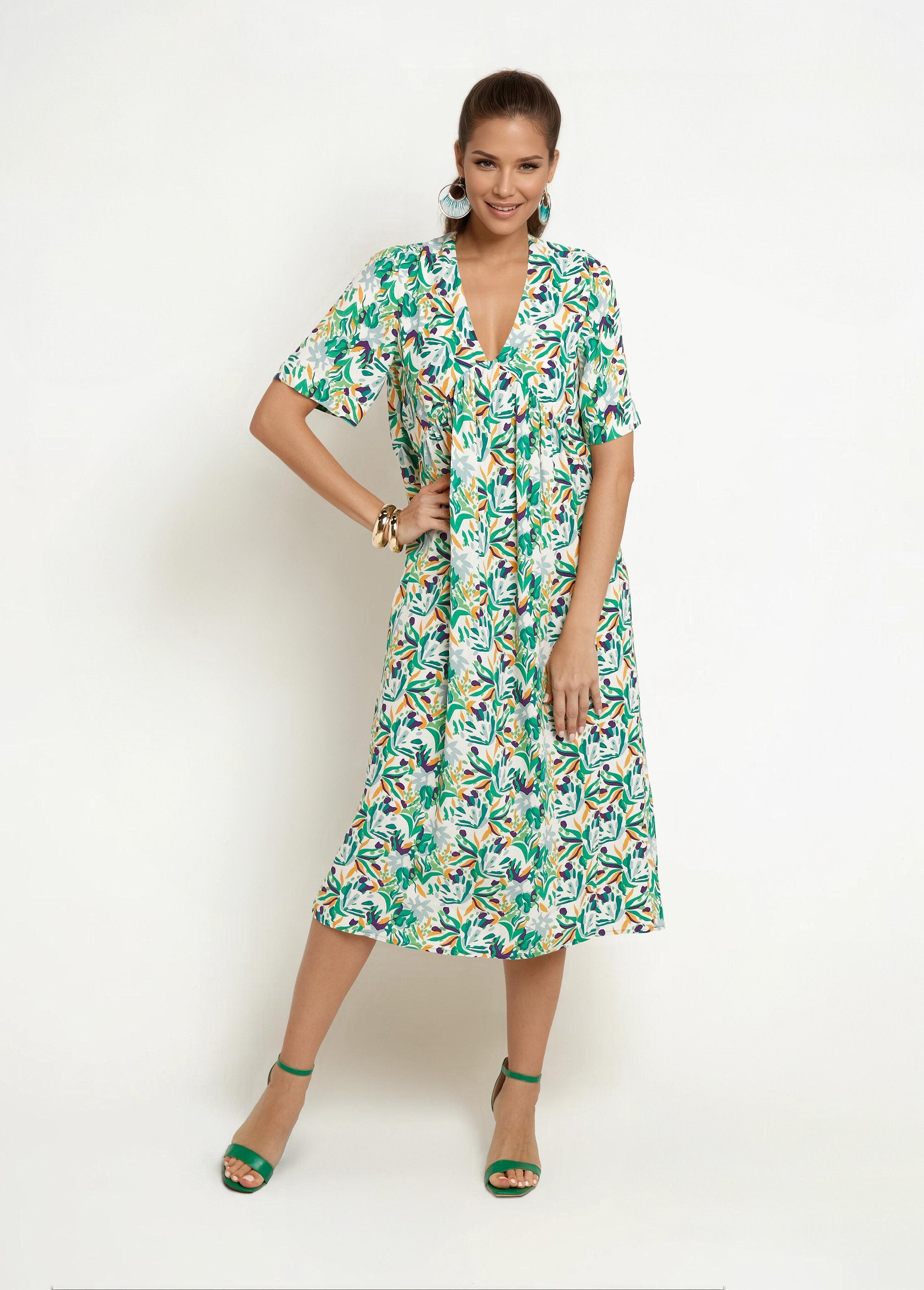 Long_printed_dress_with_V-neck_and_short_sleeves_Green_prints_FA1_slim