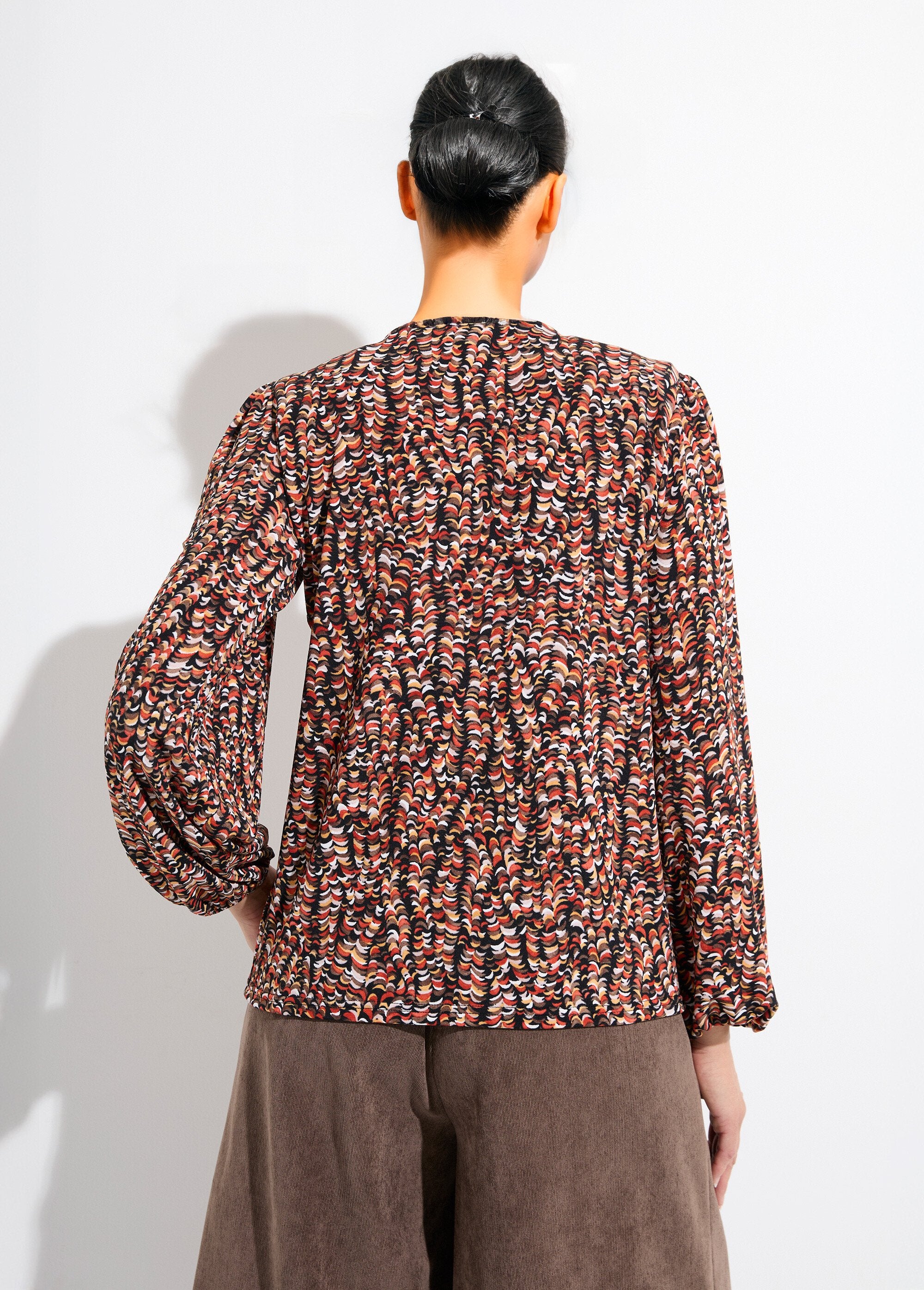 Loose_blouse_t-shirt_with_graphic_print_Black_and_Honey_DO1_slim