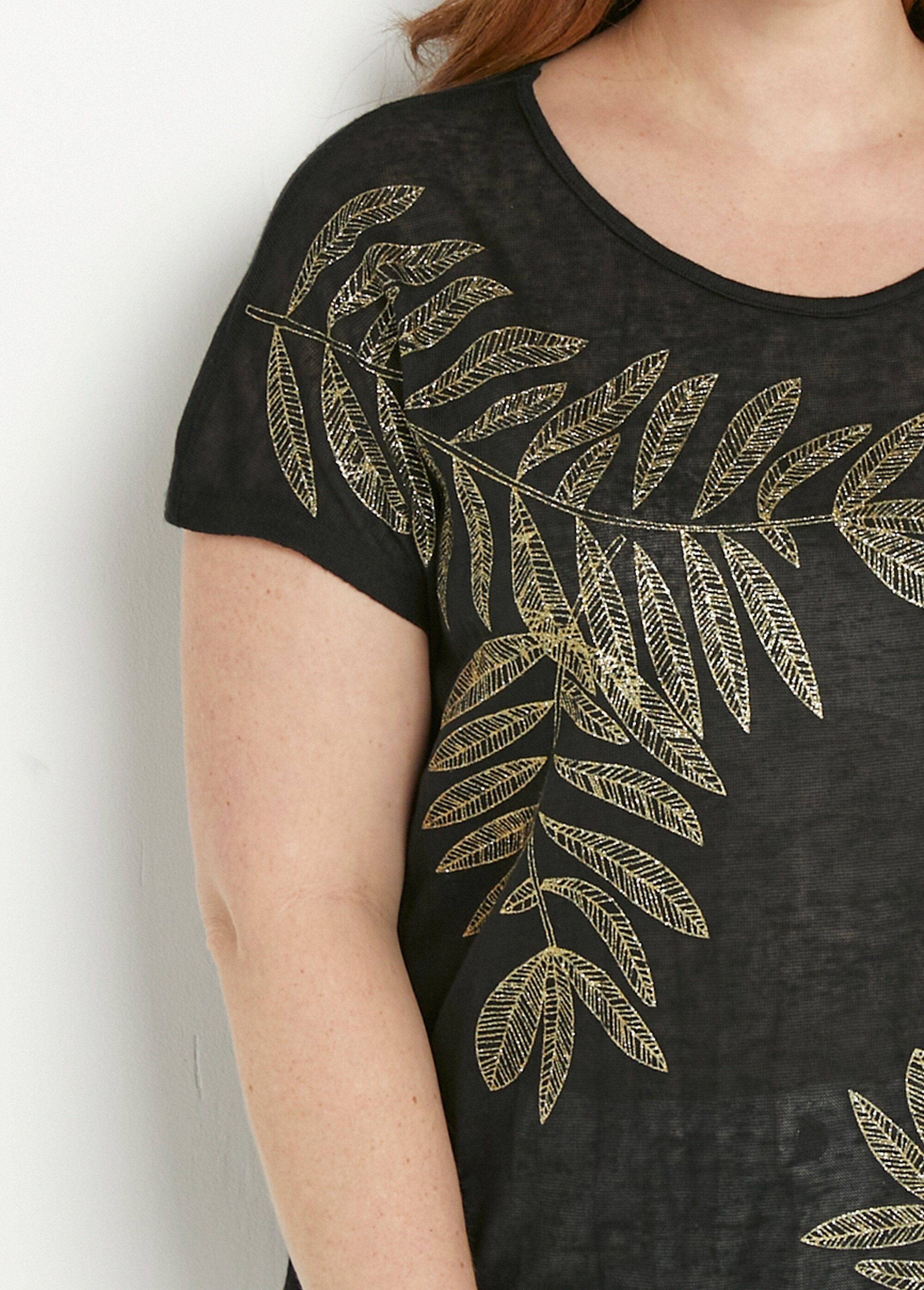 Round_neck_t-shirt_with_slub_knit_and_gold_pattern_Black_DE1_curvy