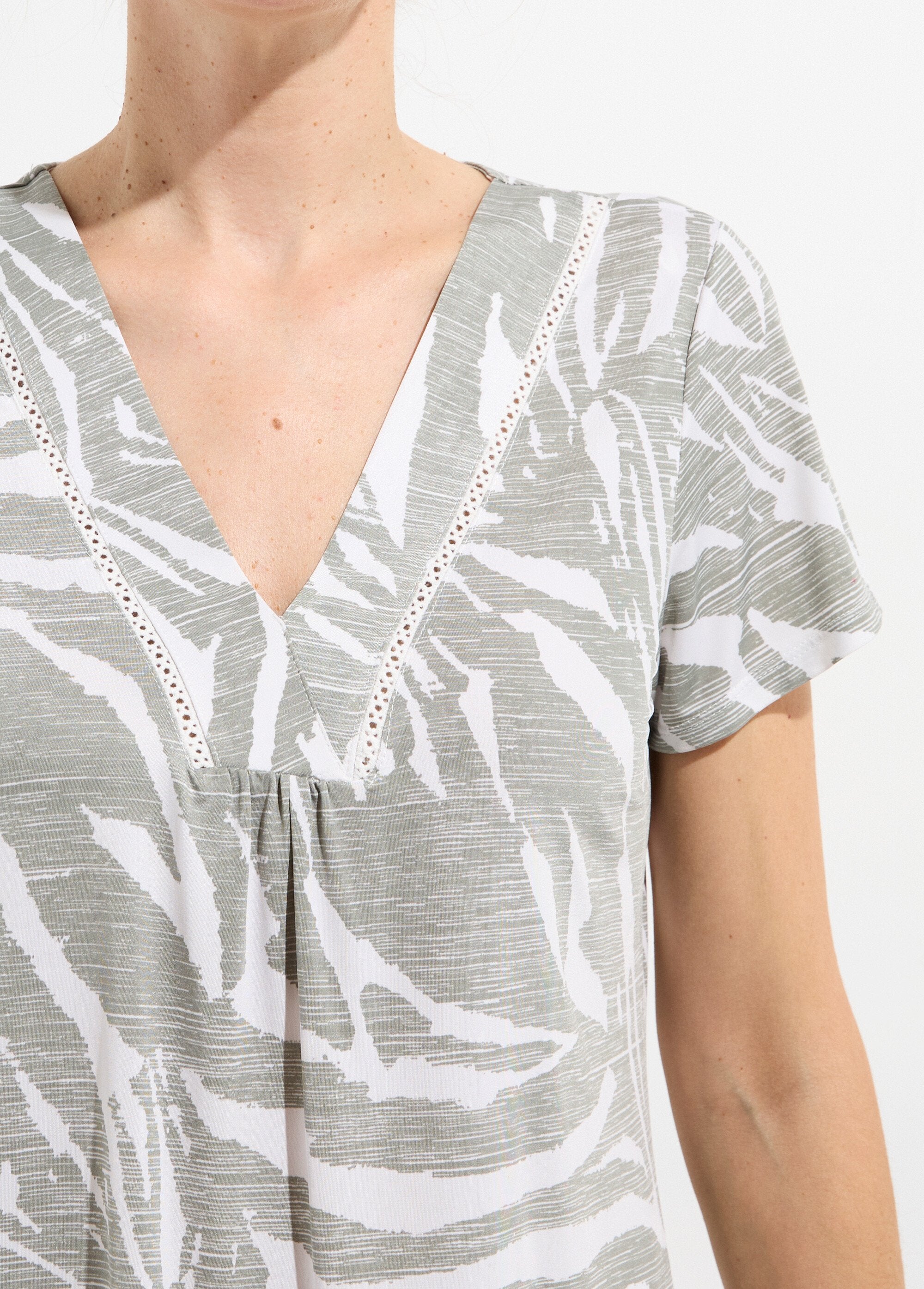 Printed_V-neck_short-sleeved_T-shirt._Green_and_ecru_DE1_slim