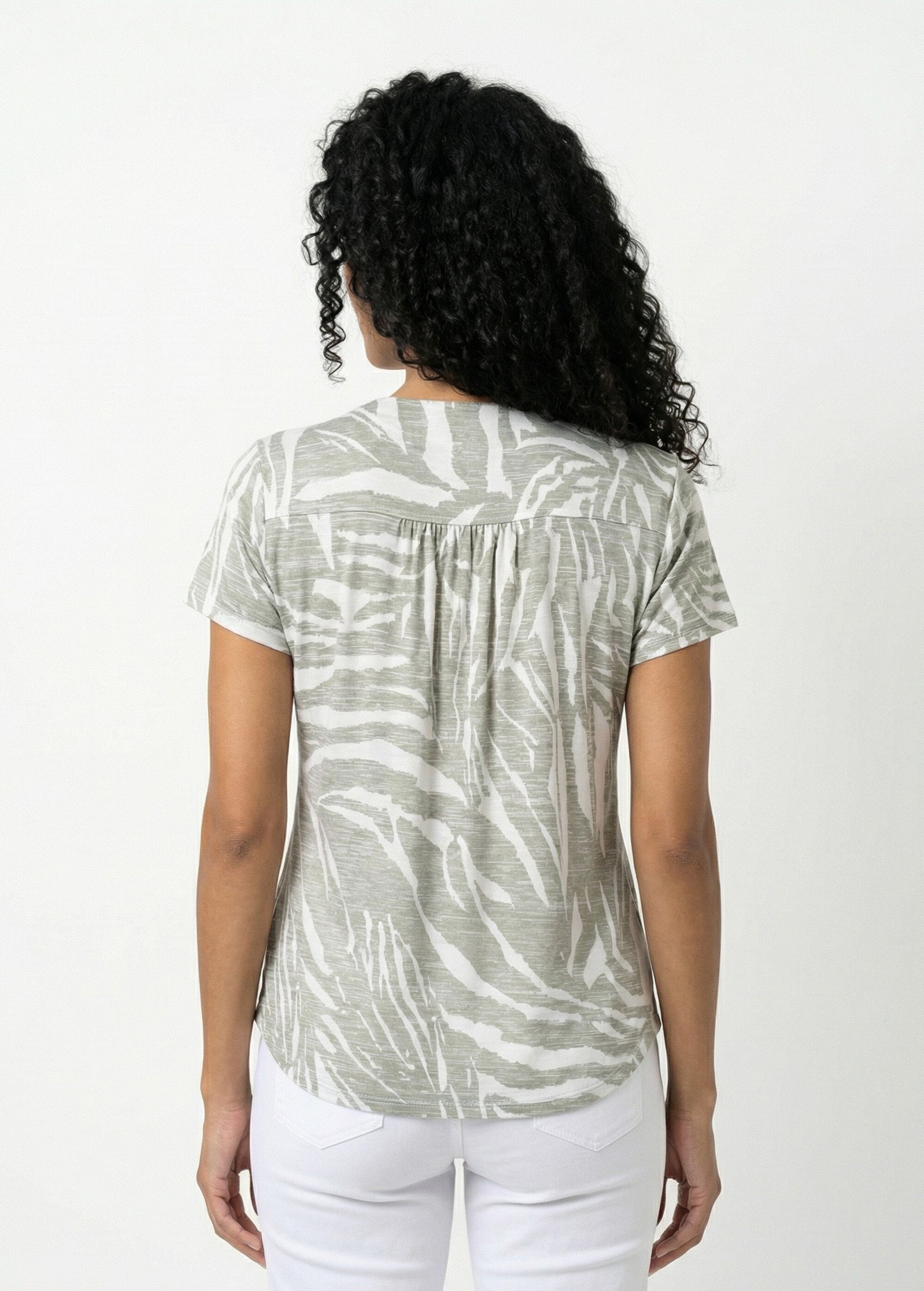 Printed_V-neck_short-sleeved_T-shirt._Green_and_ecru_DO1_slim