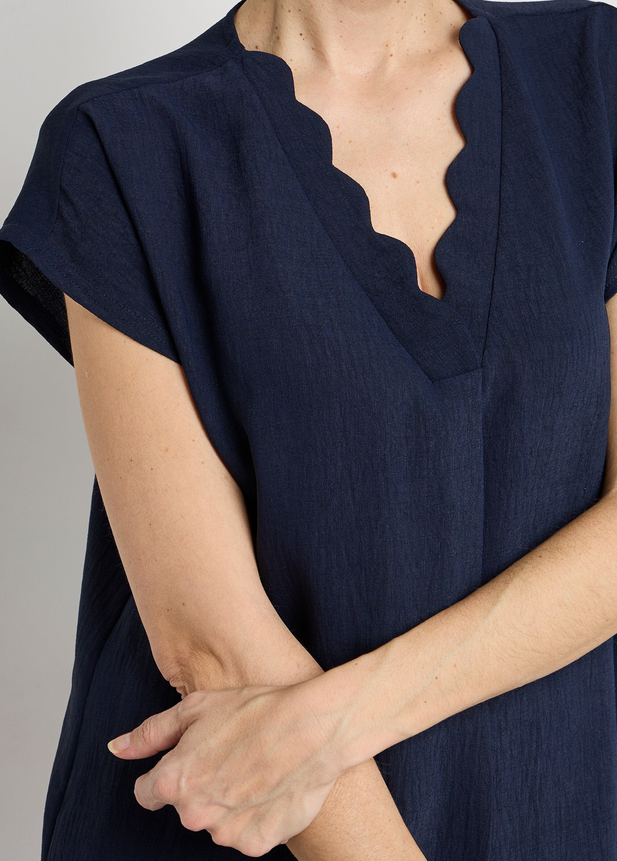 Short-sleeved_top_with_scalloped_V-neck_Marine_DE1_slim