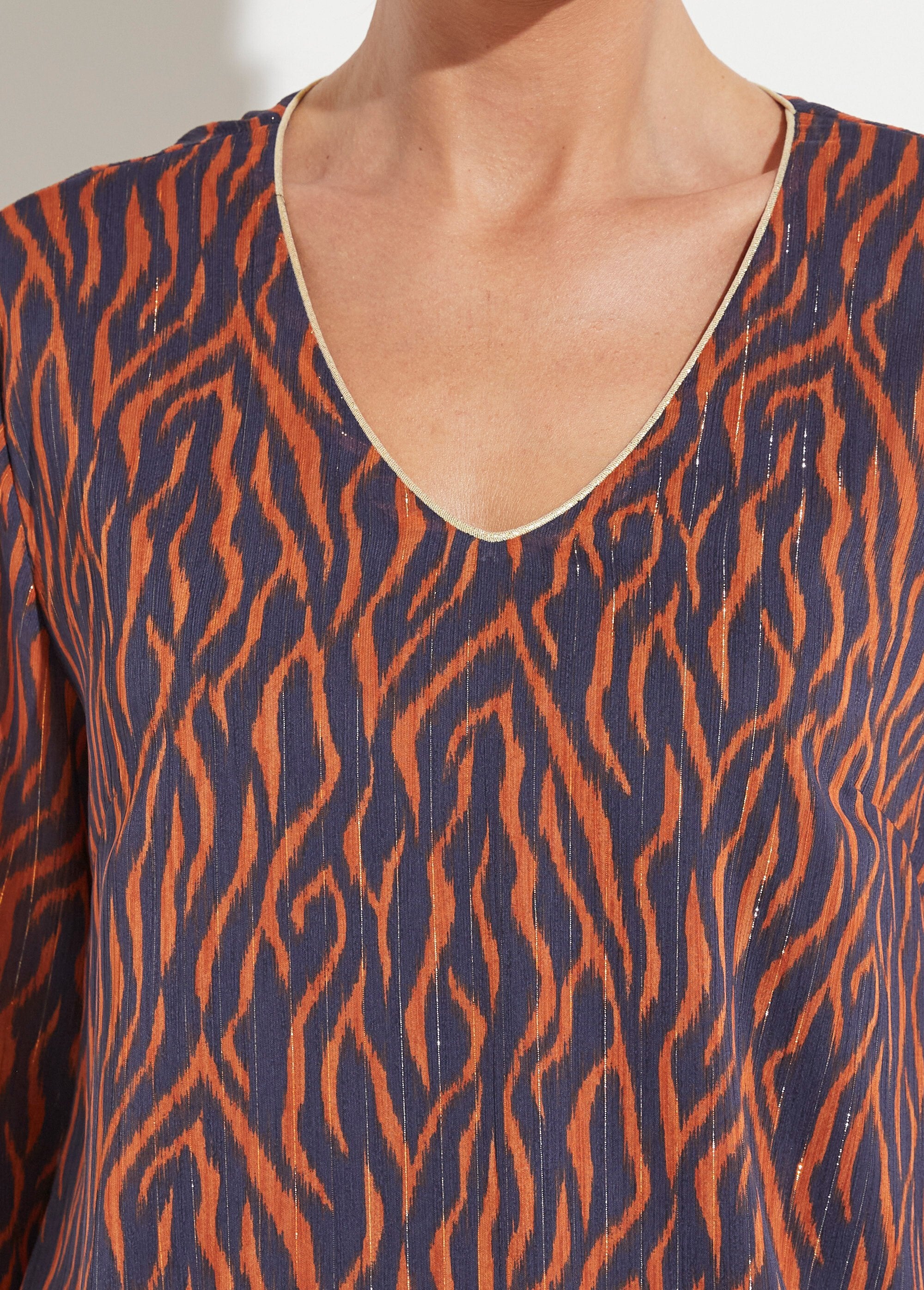 V-neck_tunic_with_printed_voile_lining_Navy_print_DE1_slim