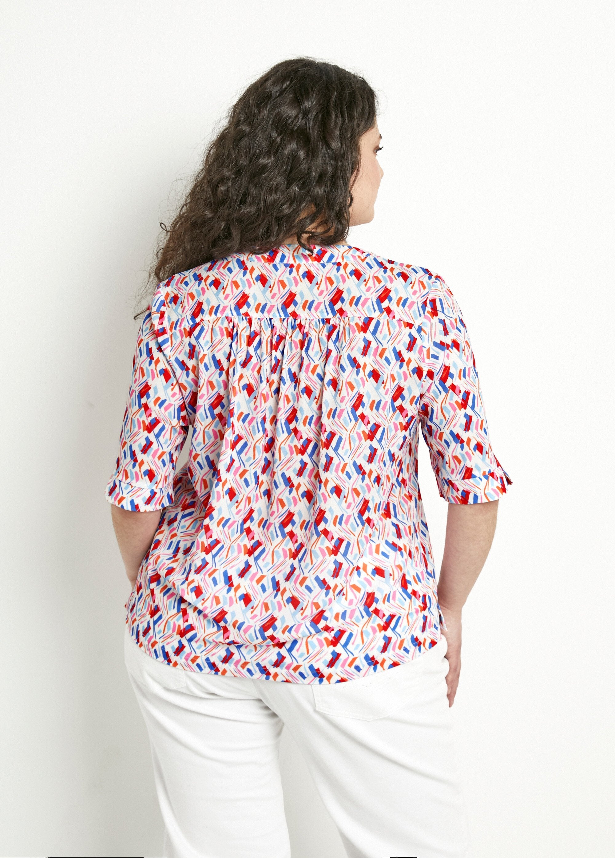 Straight_V-neck_tunic_with_short_printed_sleeves_Blue_and_pink_DO1_curvy