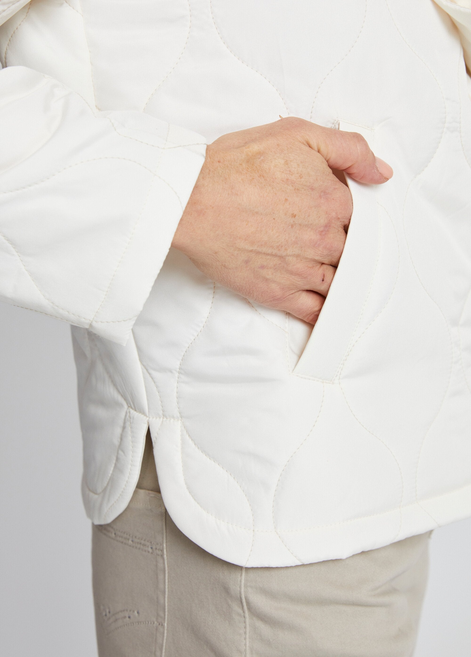 Short_quilted_jacket_with_press_studs_Ecru_DE3_slim