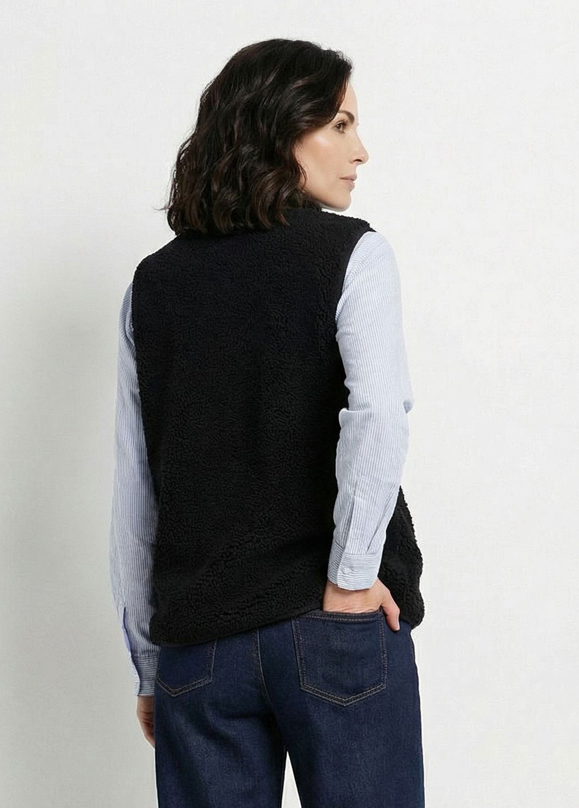 Sleeveless_jacket_in_sherpa_with_velvety_interior_Marine_DO1_slim