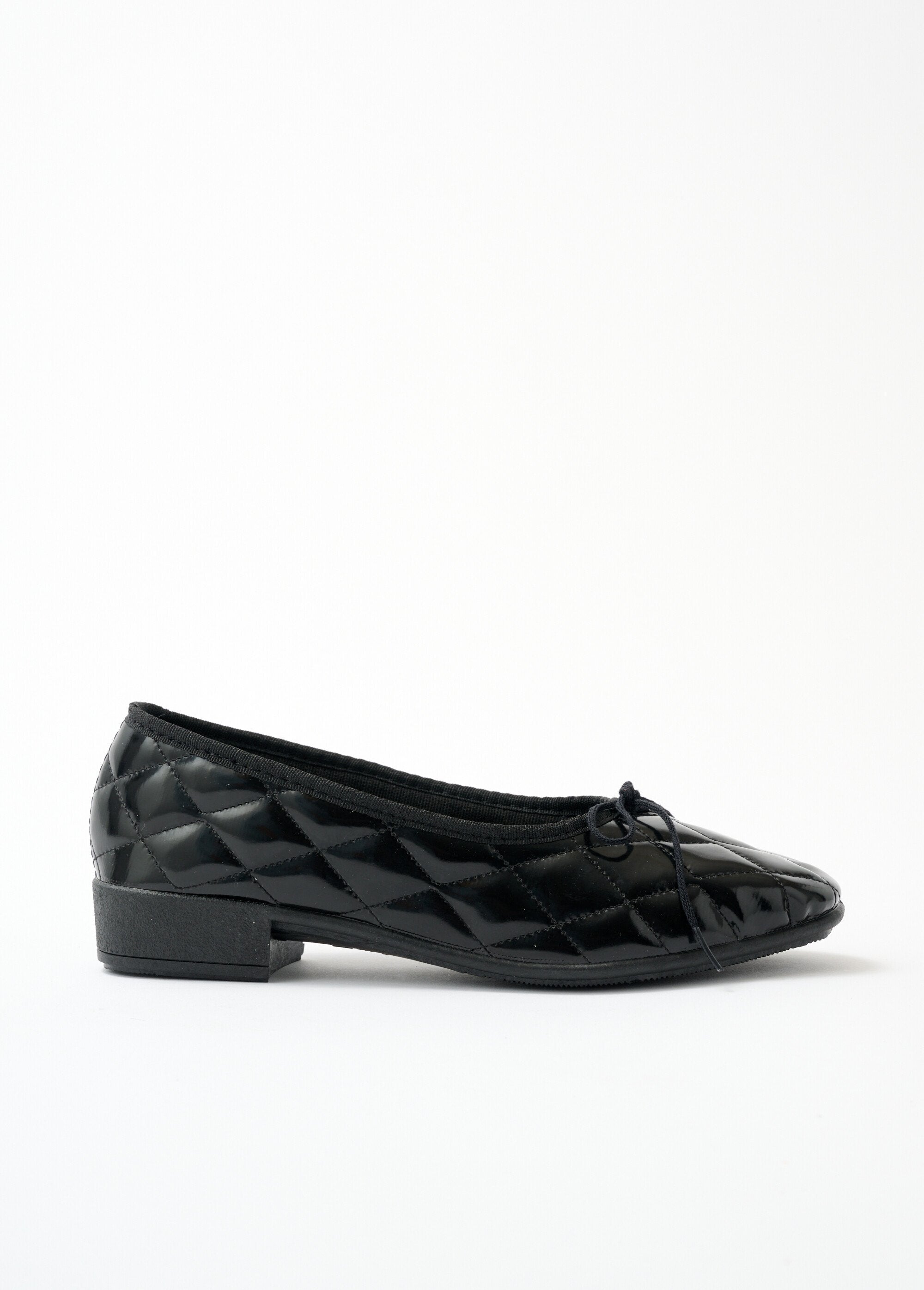 Standard_width_vegan_ballerinas_Black_varnish_DR1_slim