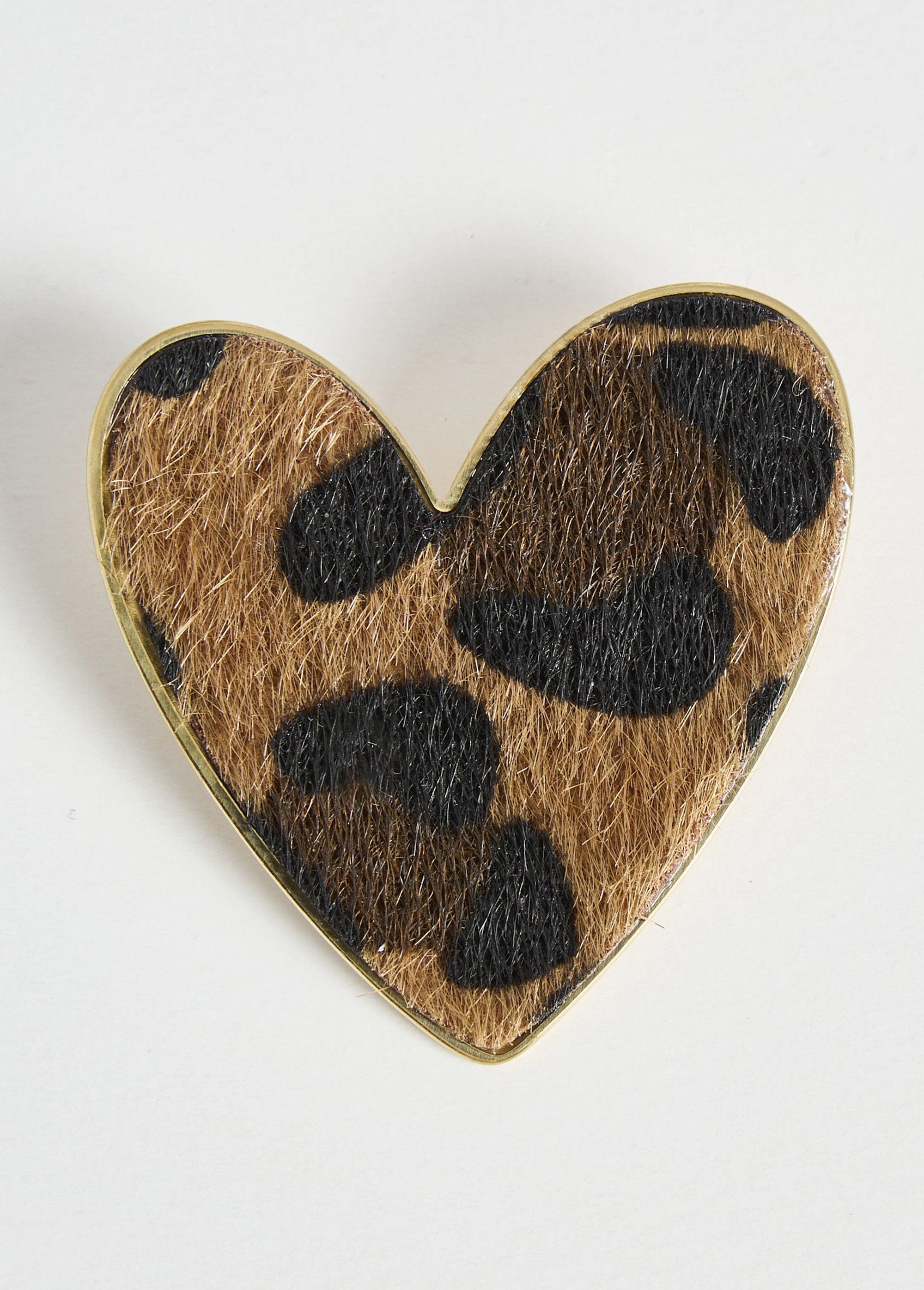 Heart-shaped_brooch_in_leopard_fur_Leopard_FA1_slim