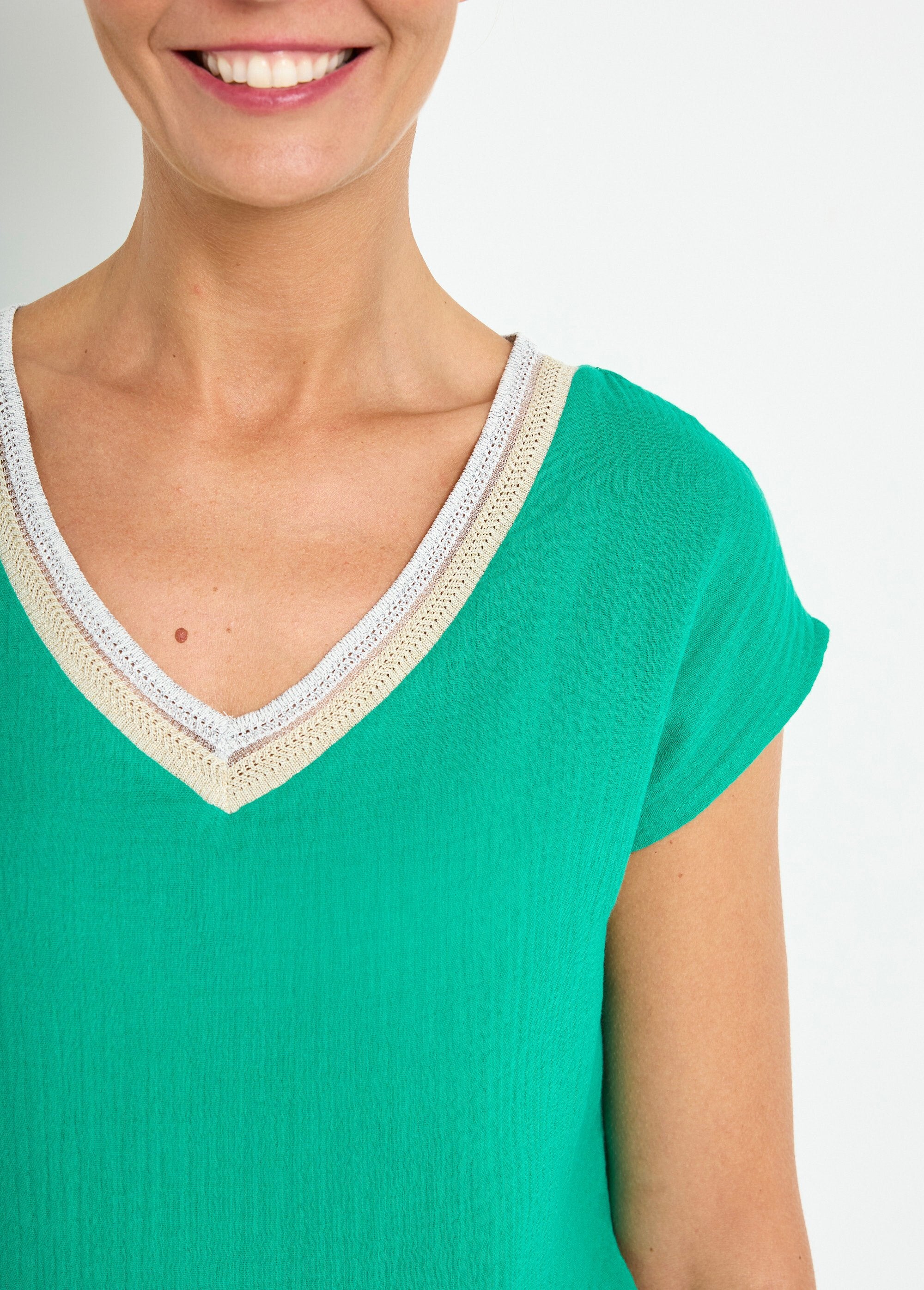 Cotton_gauze_blouse_with_V-neck_braid_Green_DE1_slim