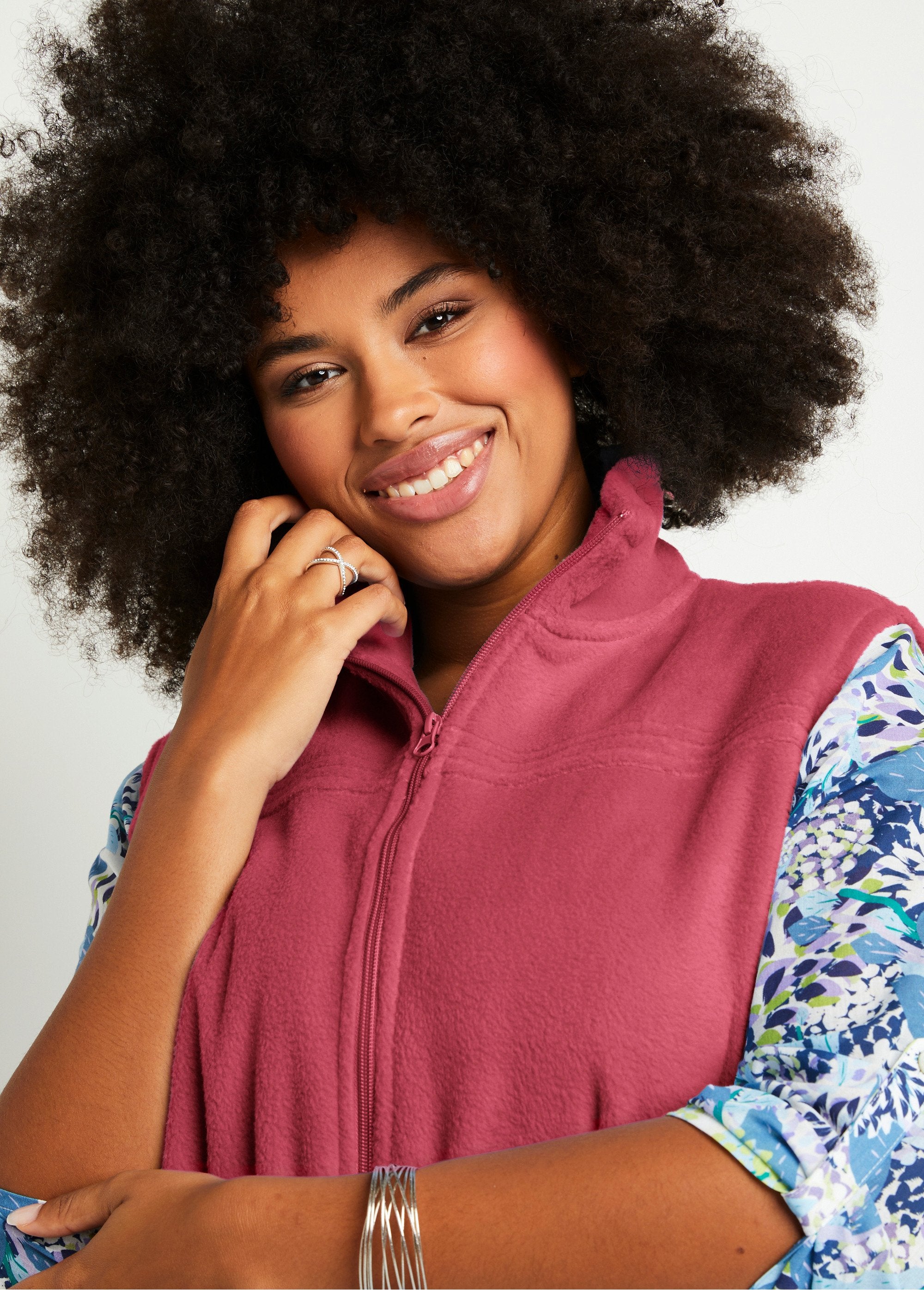 Zipped_sleeveless_fleece_jacket_Raspberry_DE1_curvy