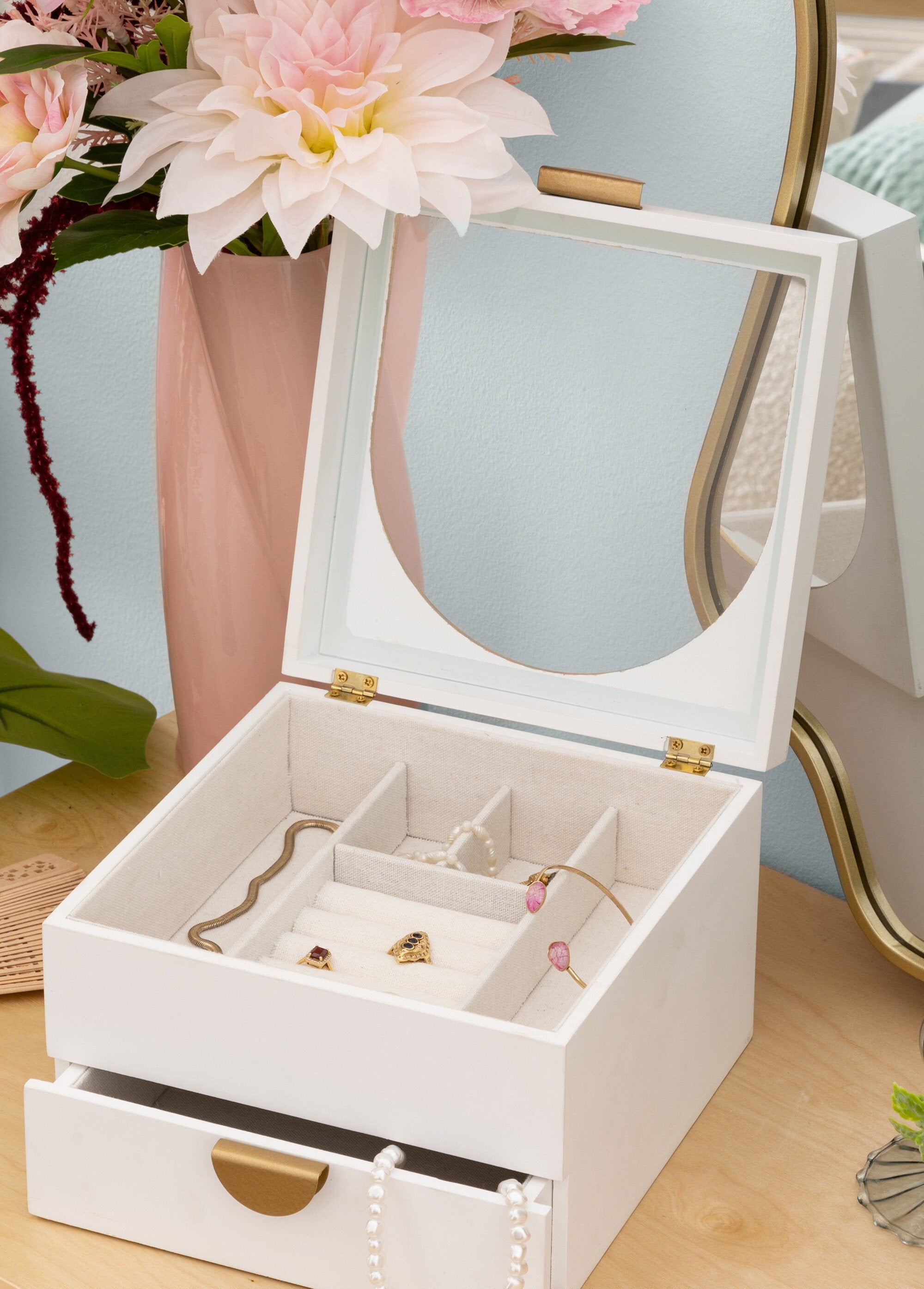 Glass-fronted_jewelry_box_made_of_wood_and_metal_White_SF1_slim