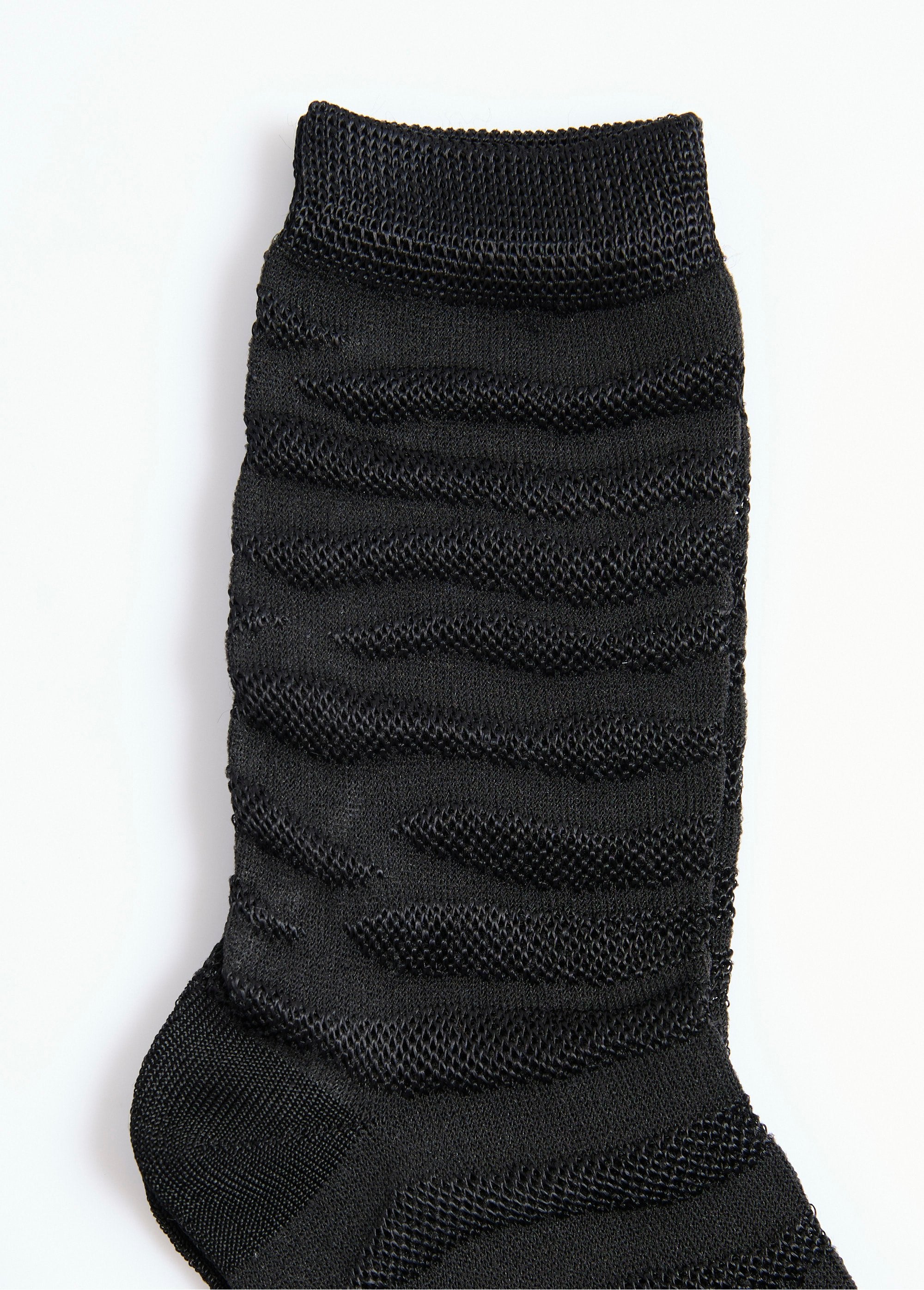 Thin_socks_with_assorted_patterns_Black_and_gray_DE3_slim
