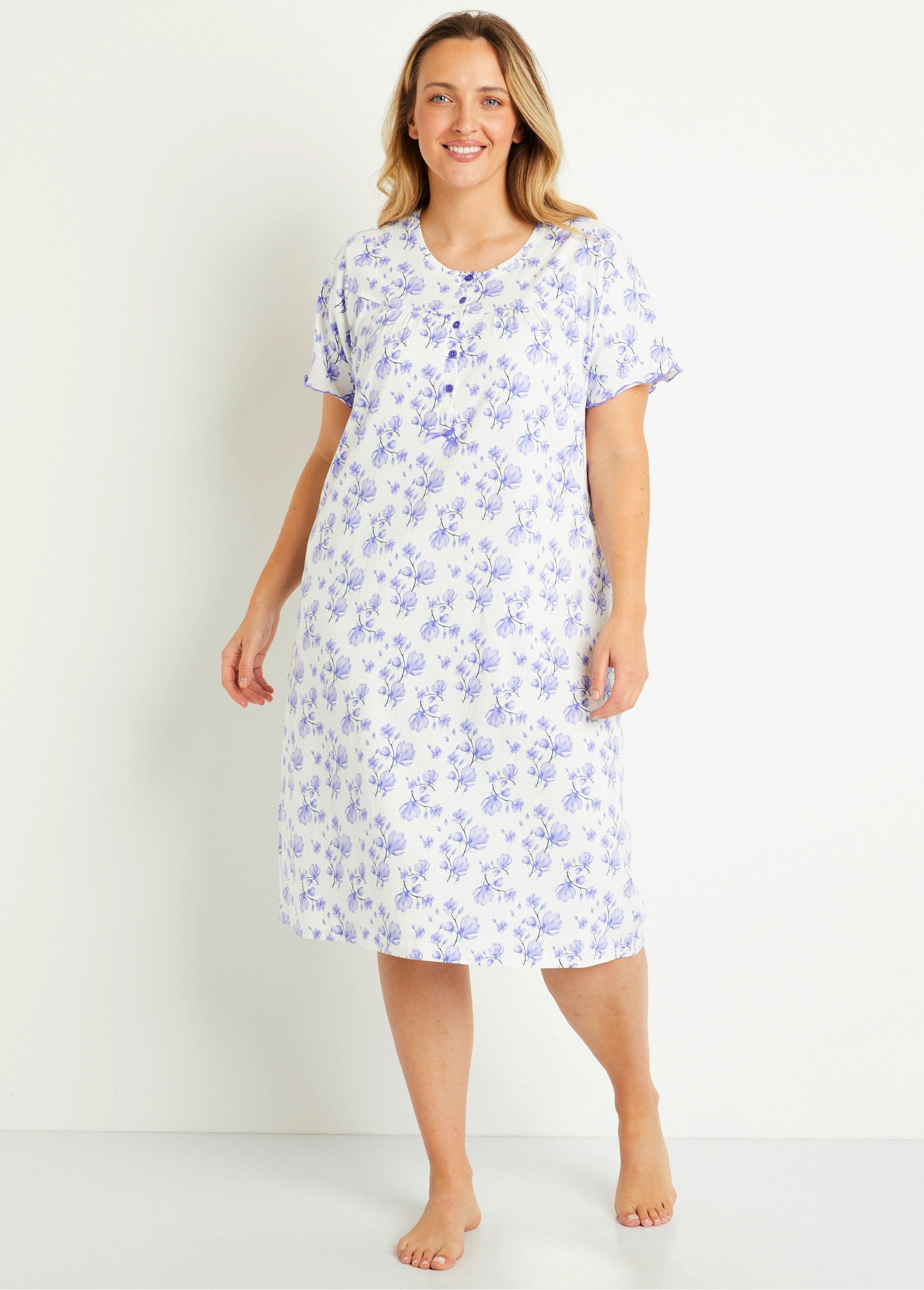 Short-sleeved_floral_nightgown_Forget-me-nots_FA1_curvy