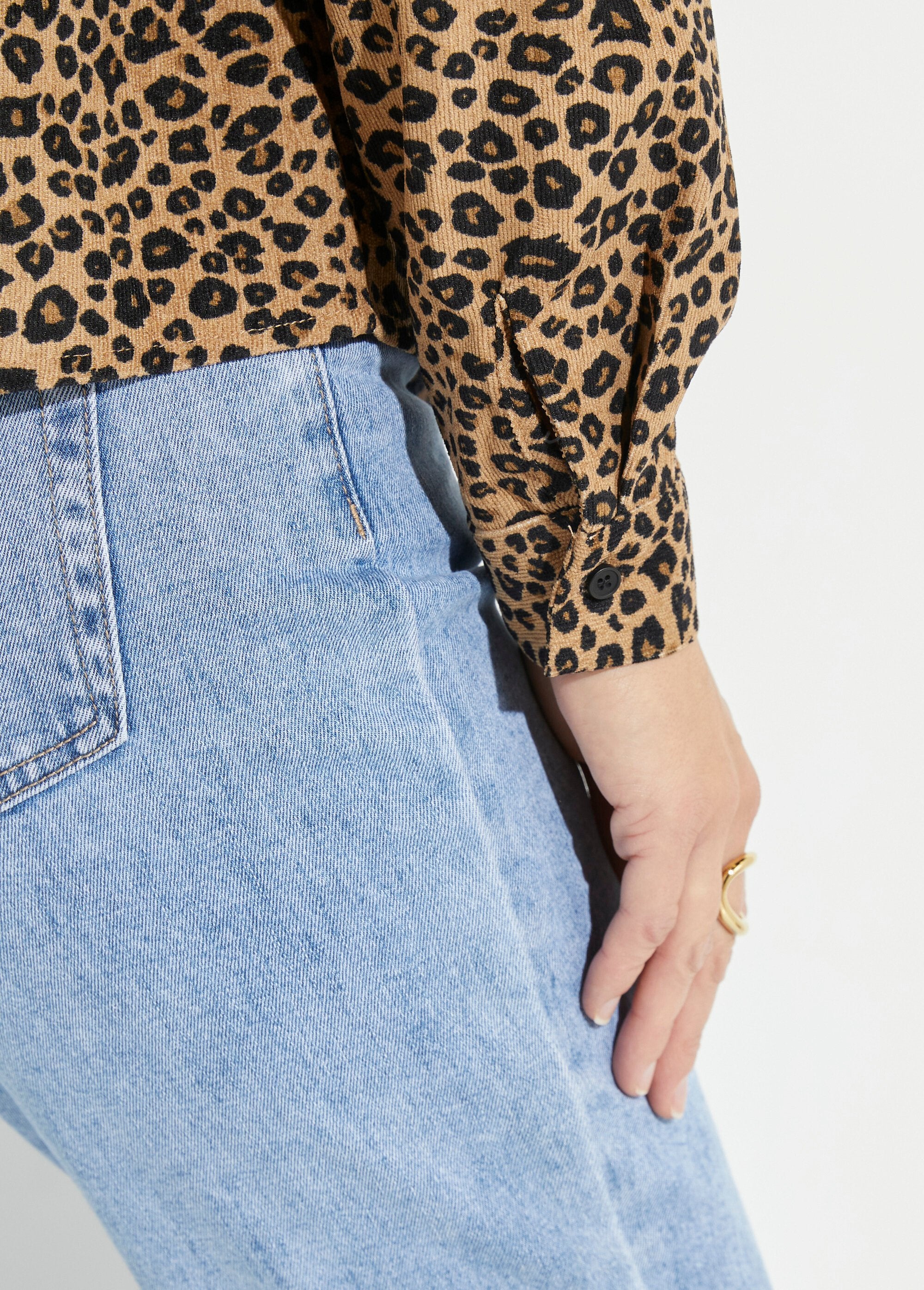 Leopard_print_velvet_blouse_with_faux_leather_collar_Leopard_DE1_slim