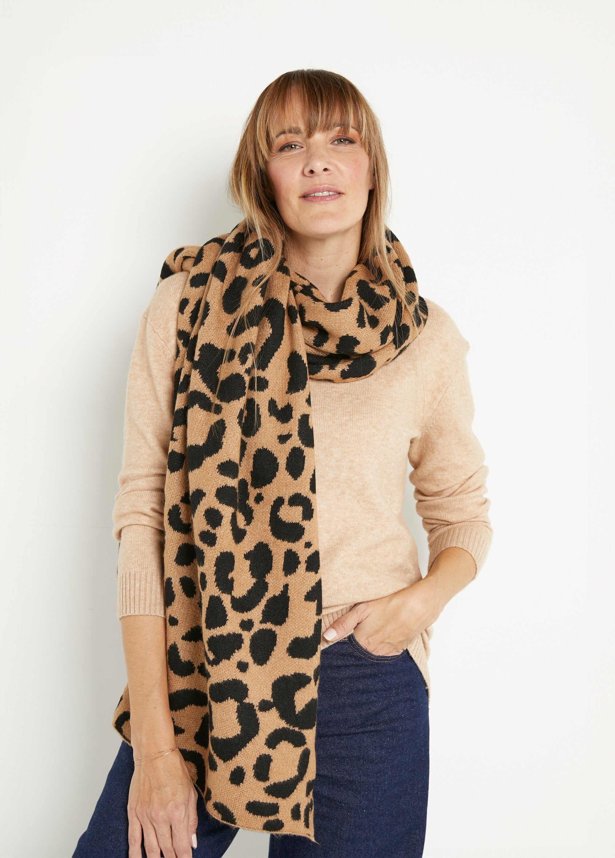 Warm_wool_knit_scarf_with_leopard_pattern_Leopard_FA1_slim