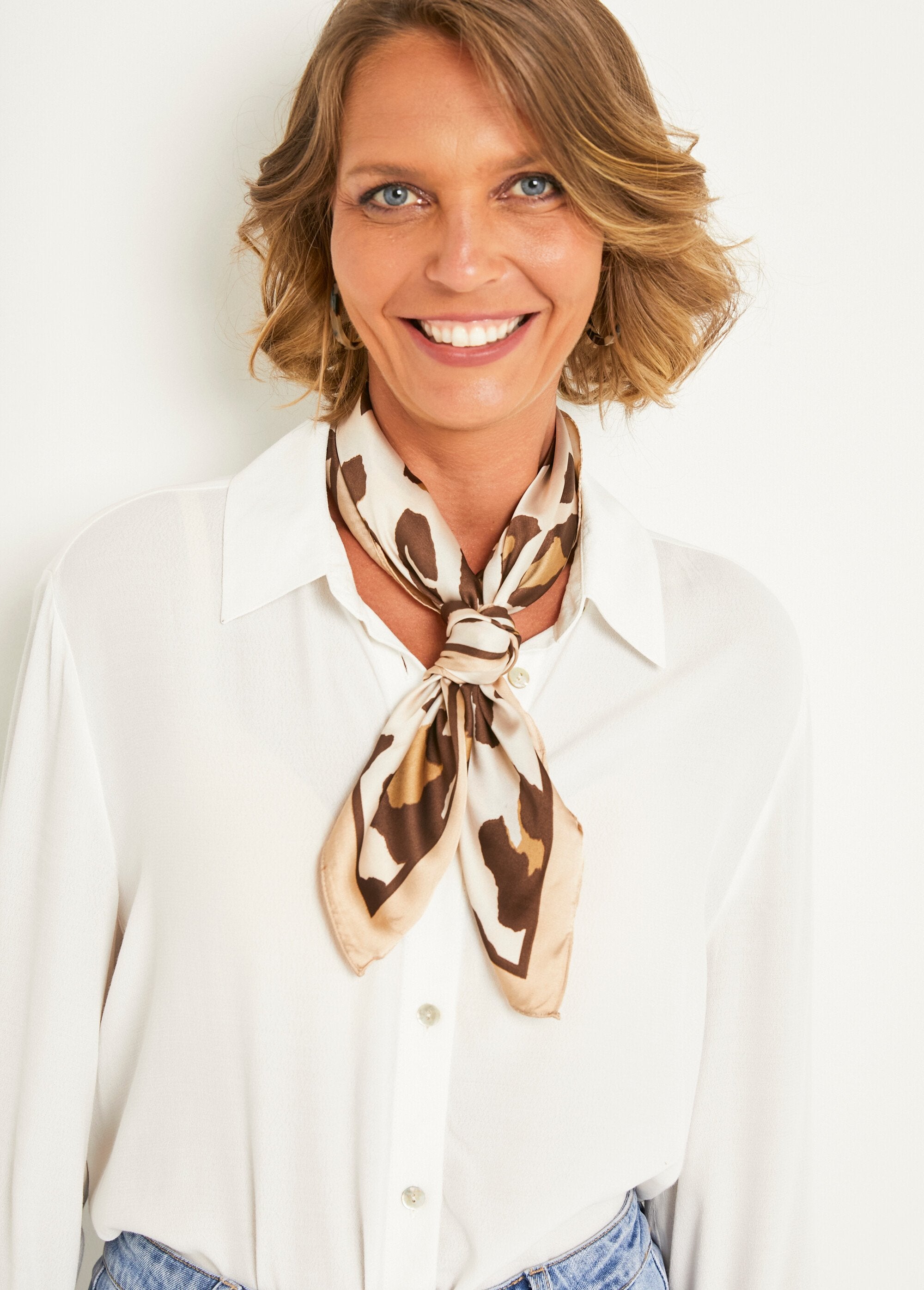 Foulard_carré_aspect_satin_motif_léopard_Beige_et_marron_FA1_slim