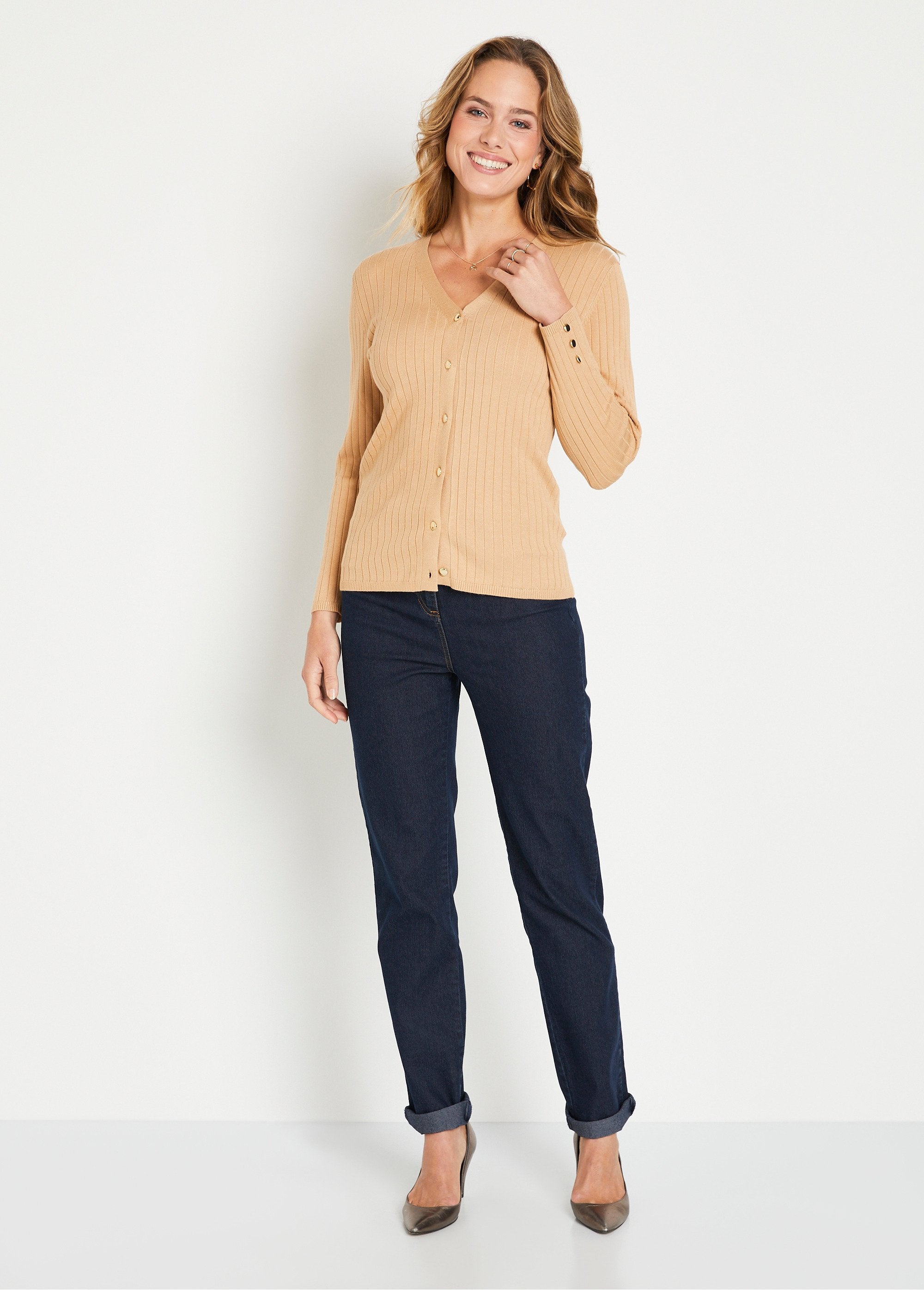 Ribbed_V-neck_short_vest_with_button_fastening_and_flat_ribbing_camel_SF1_slim