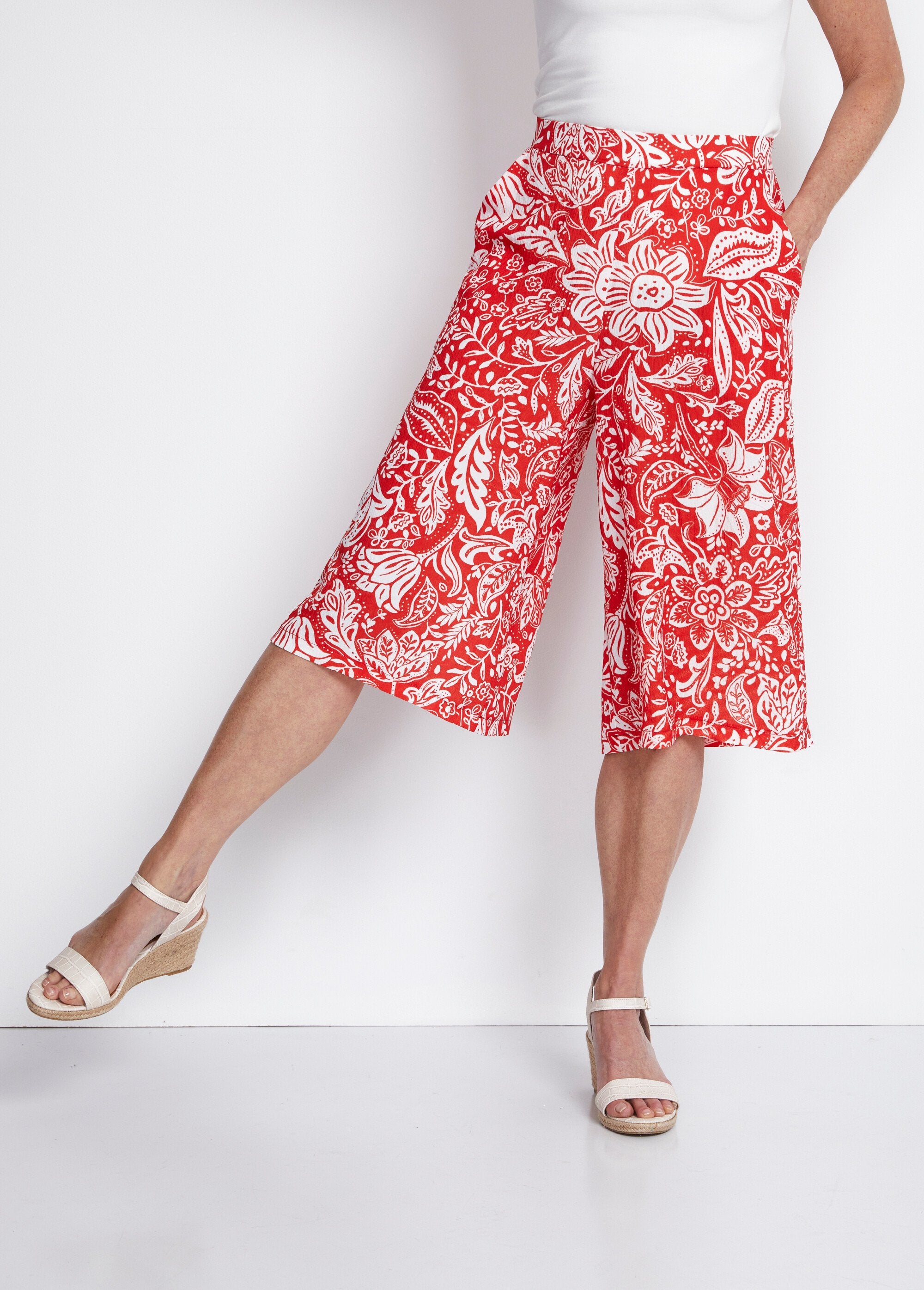 Culottes_with_elasticated_waist_and_embossed_fabric_Red_and_white_FA1_slim