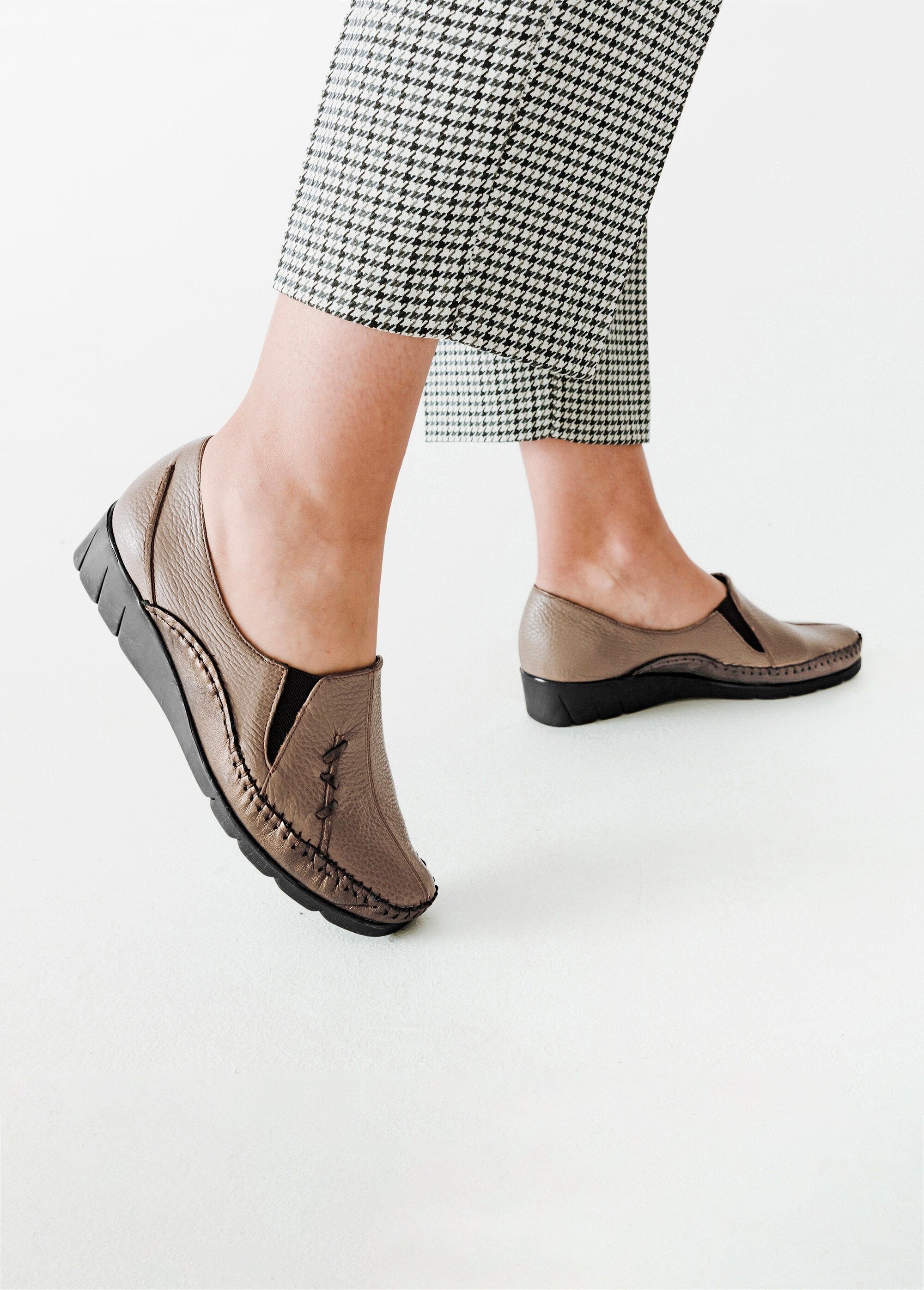 Leather_moccasins_with_visible_stitching_Mole_SF1_slim