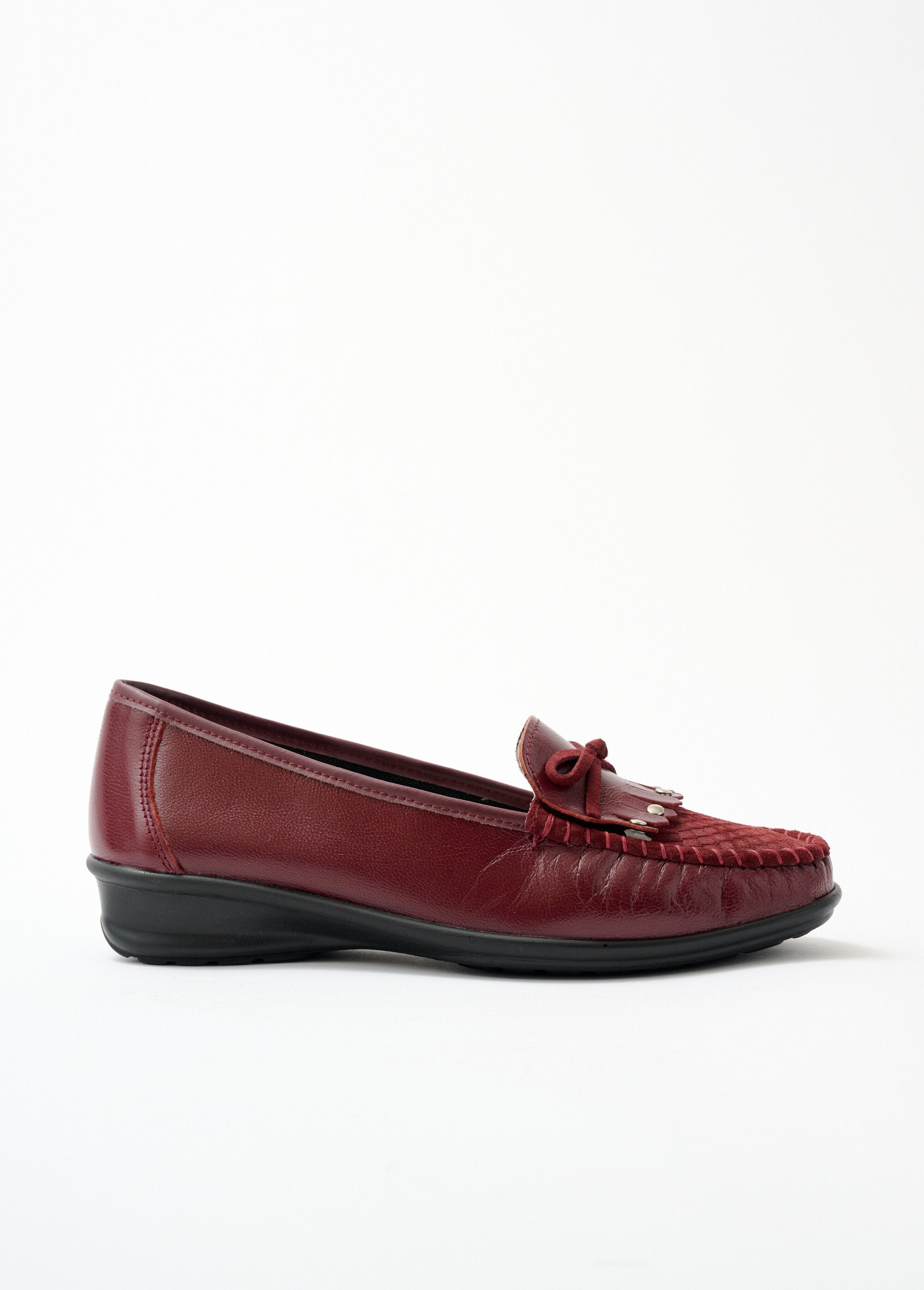 Leather_wedge_moccasins_with_fringed_tab_Bordeaux_DR1_slim