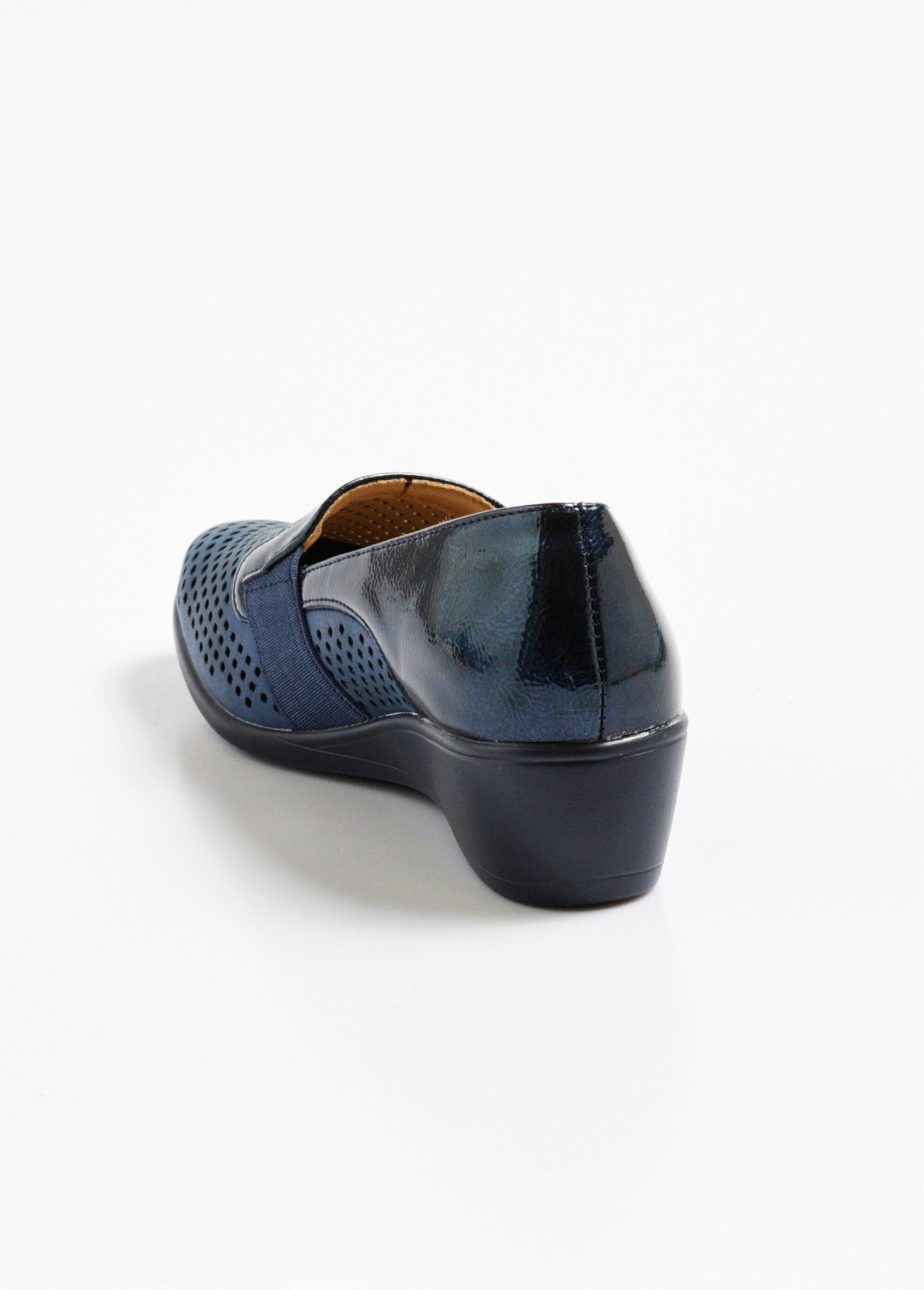 Perforated_loafers_with_fancy_details_Blue_DO1_slim