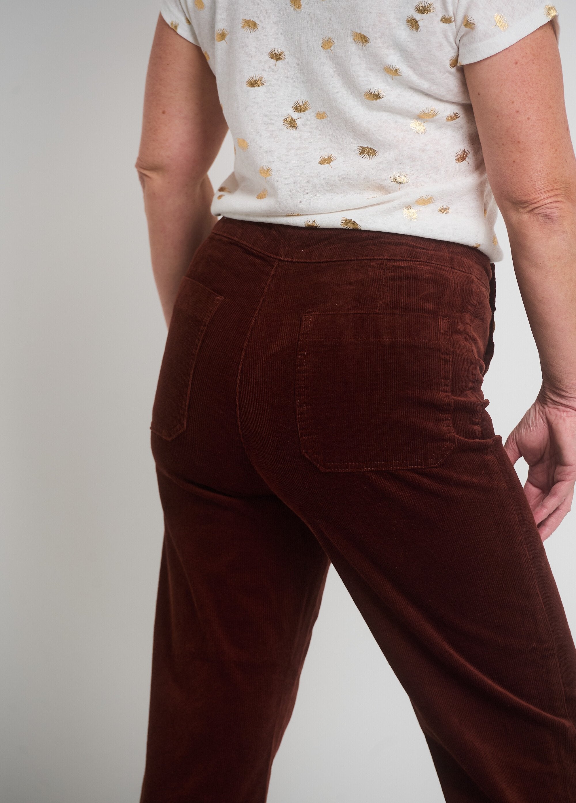 Flared_Velvet_Bridge_Pants_Brown_DE2_slim