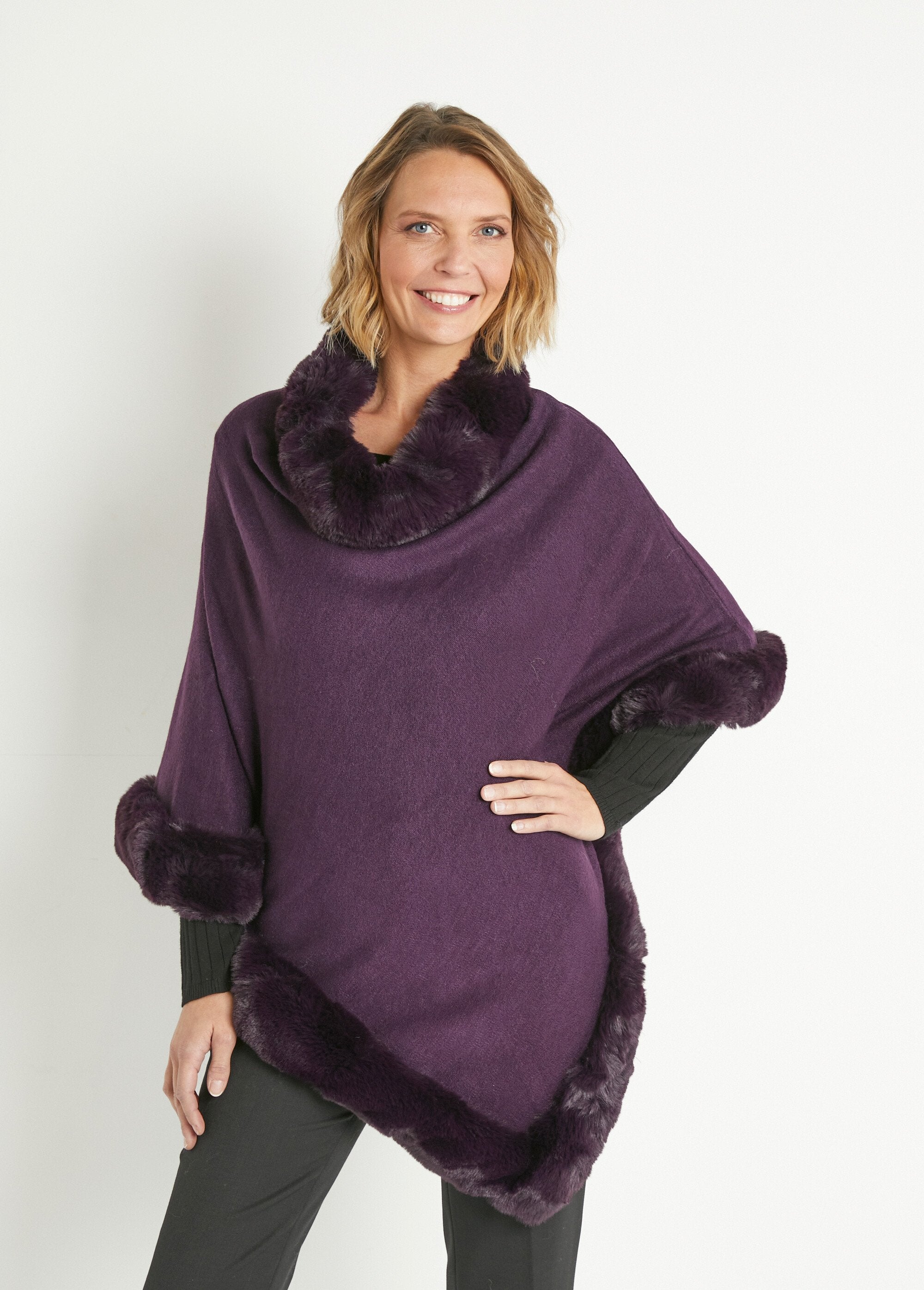 Knitted_poncho_with_fur_edge_Plum_FA1_slim