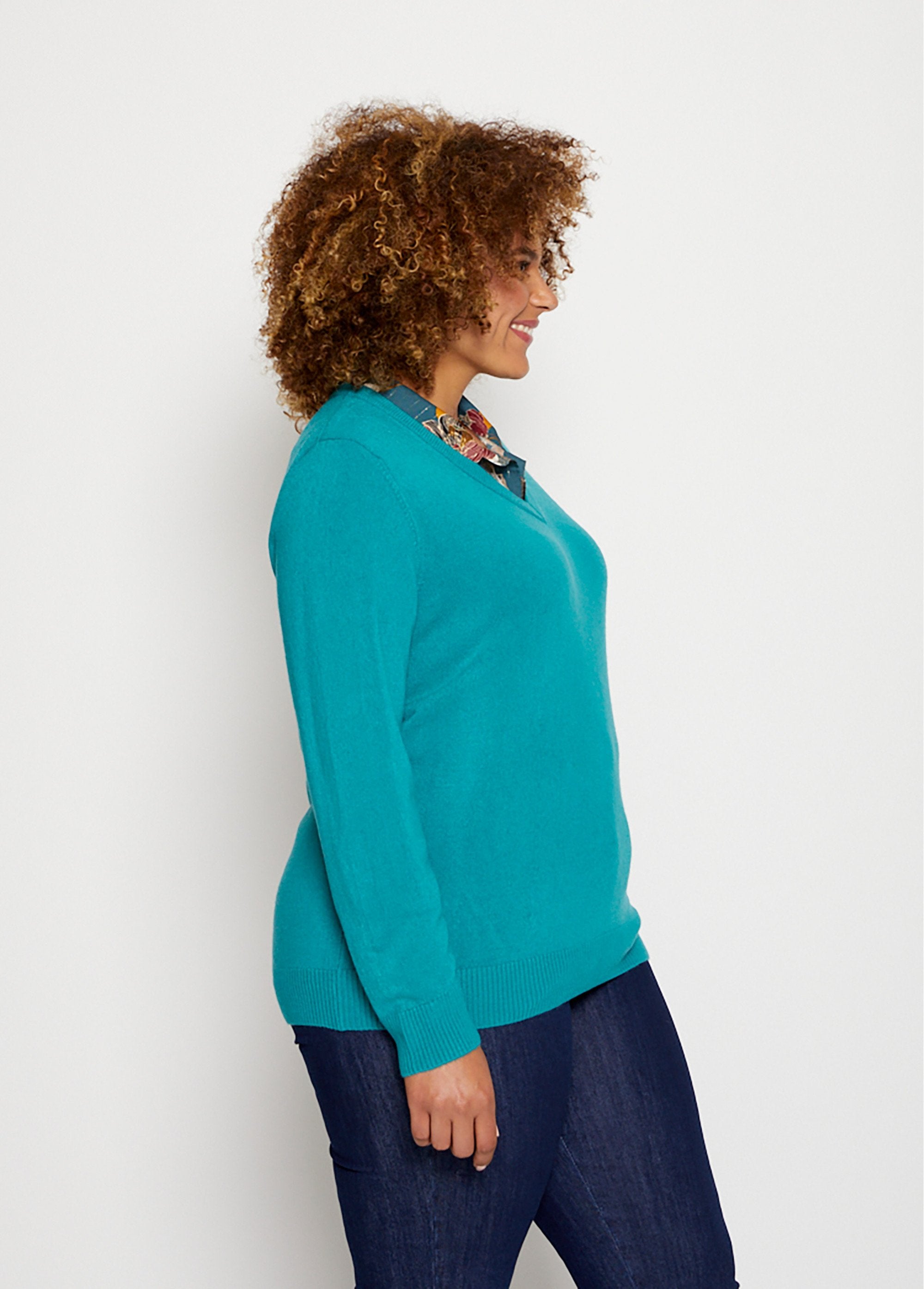 Soft_long-sleeved_V-neck_sweater_Green_DR1_curvy