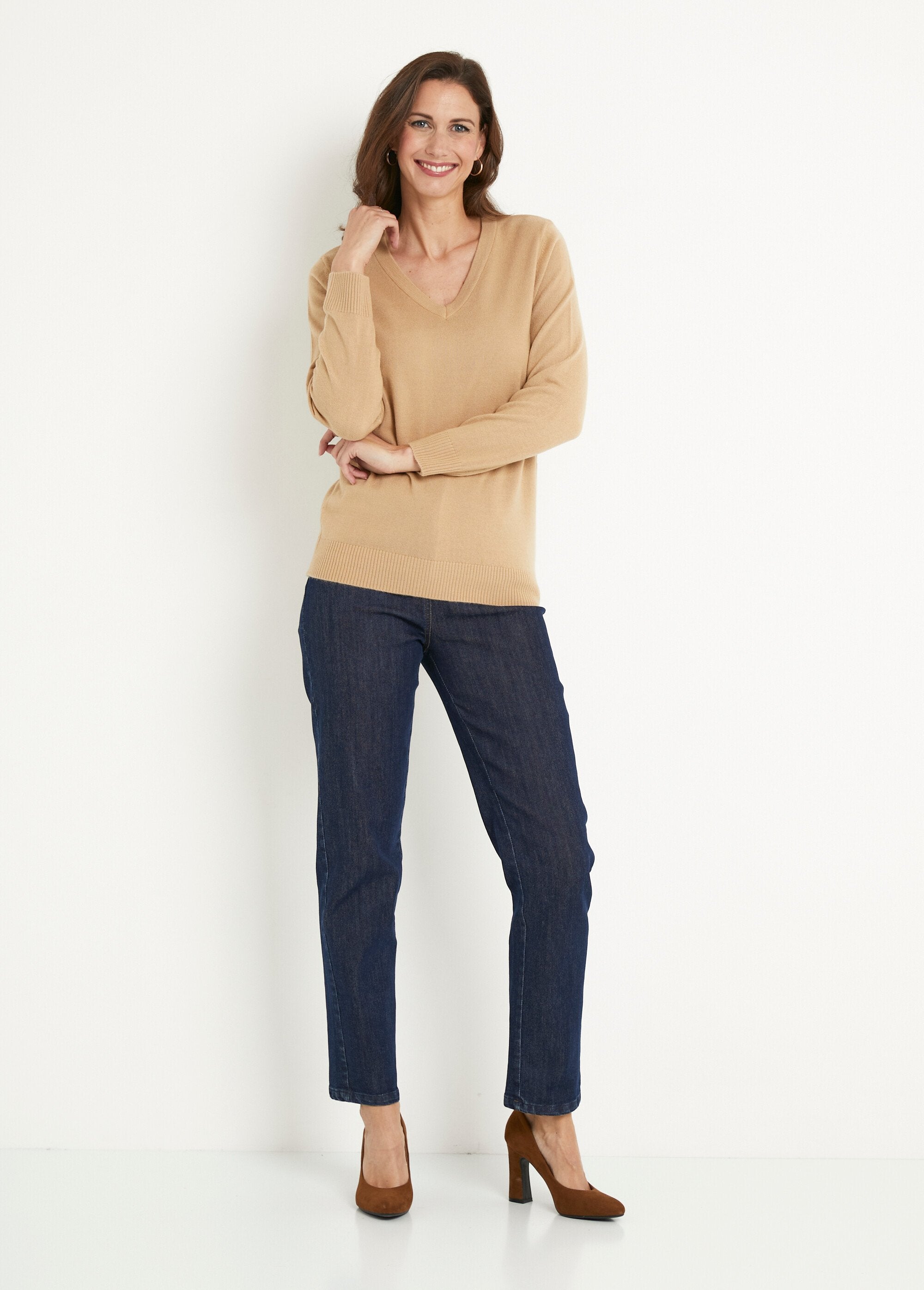 Soft_long-sleeved_V-neck_sweater_camel_SF1_slim