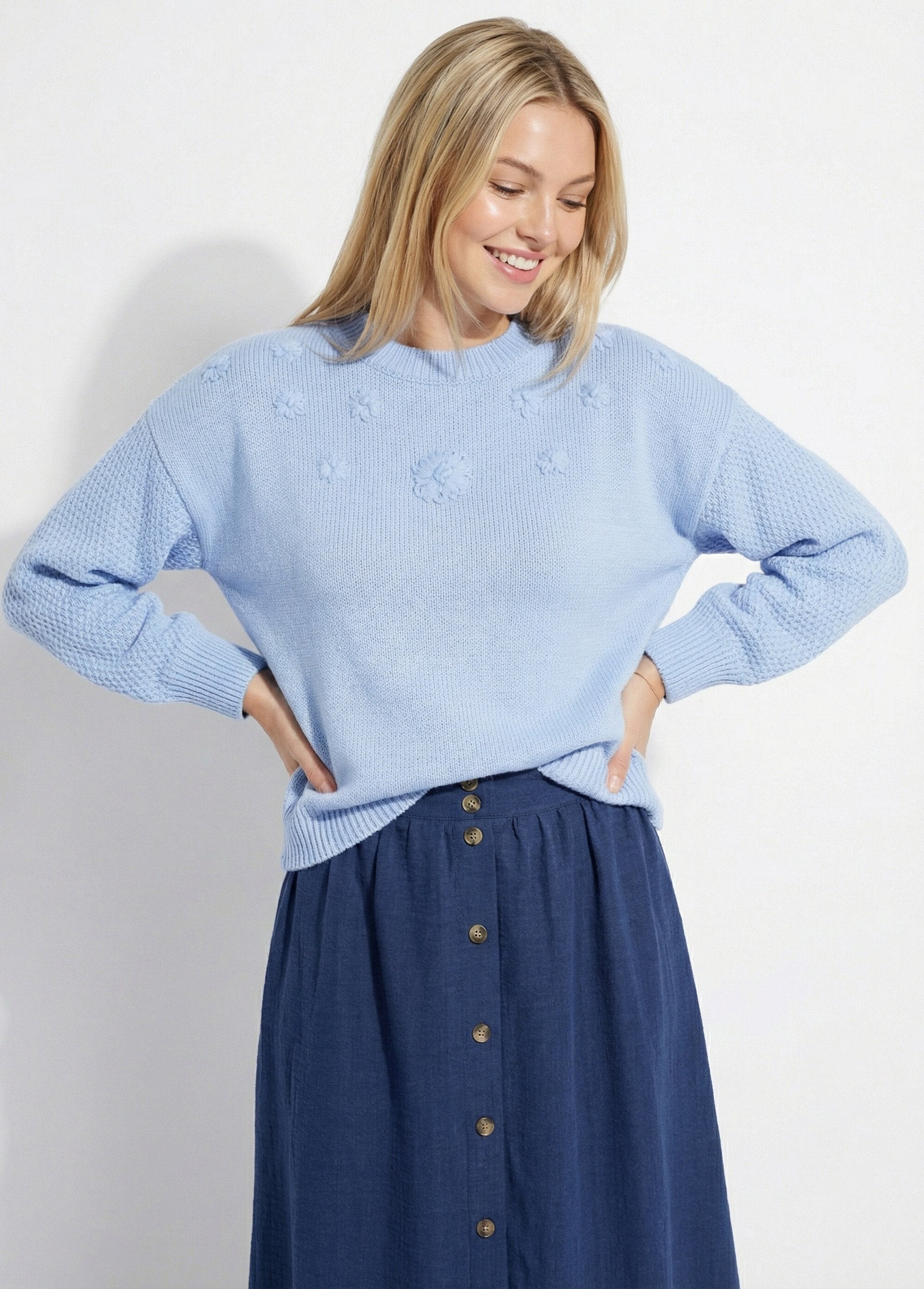 Pull_doux_fleurs_brodées_col_rond_Bleu_FA1_slim