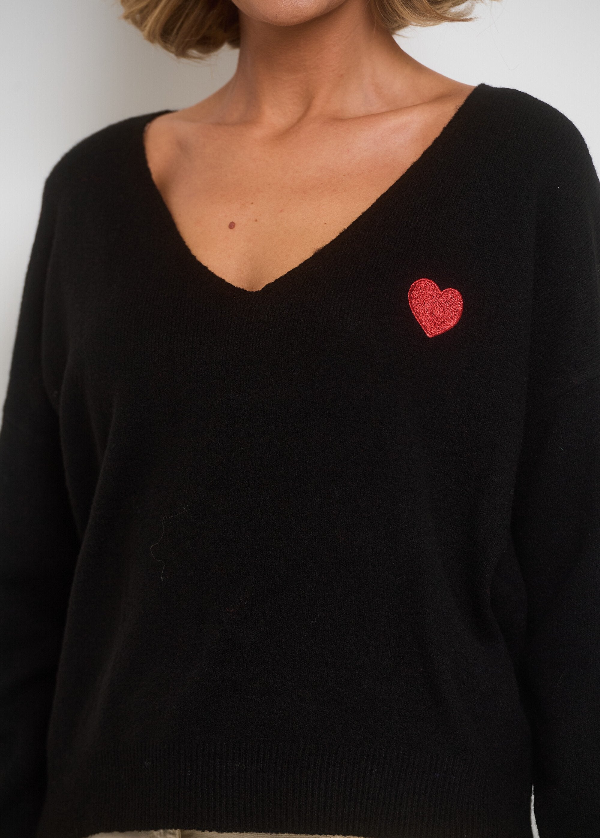 Long_sleeve_sweater_with_heart_embroidery_Black_DE1_slim