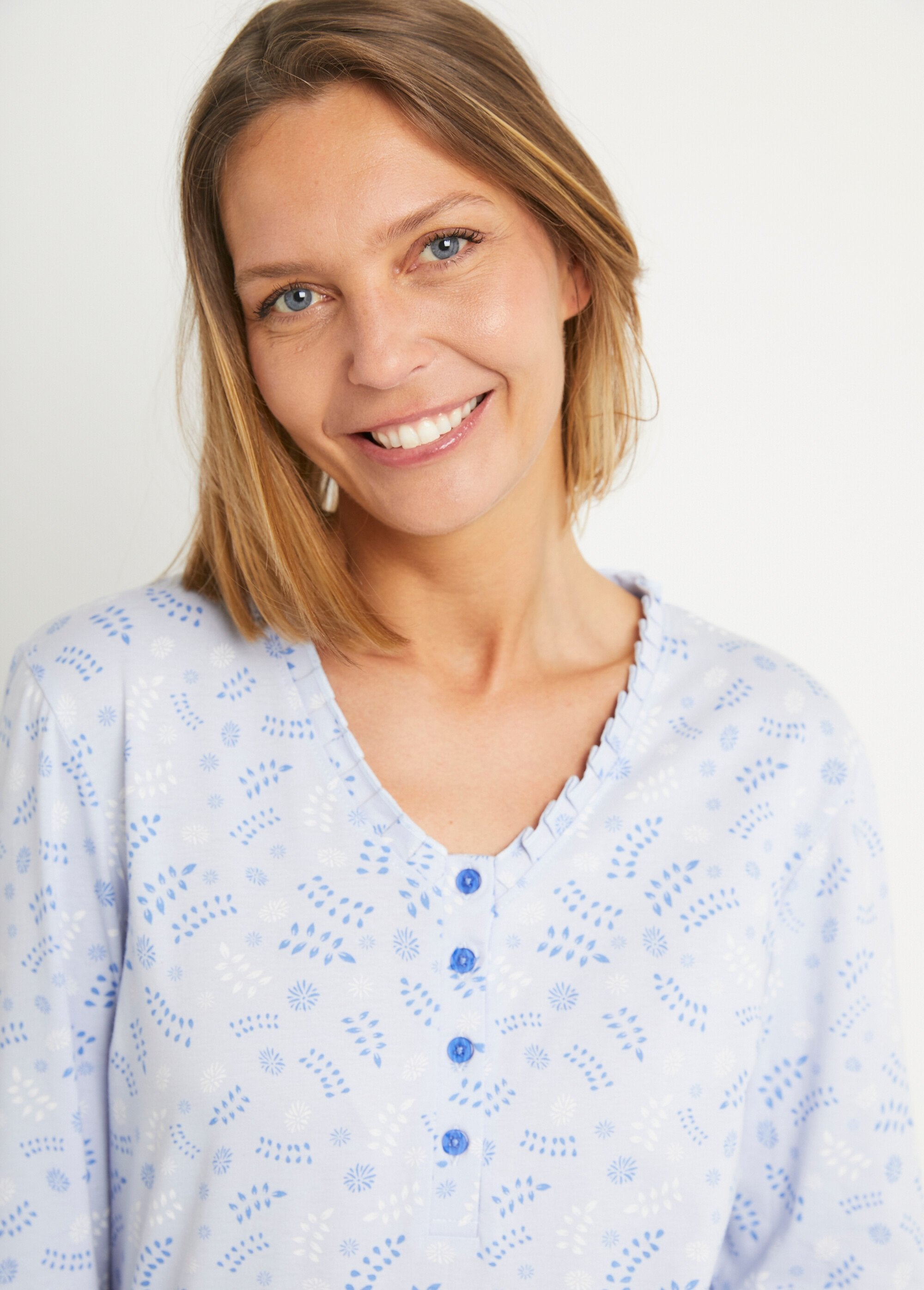 Printed_long-sleeved_cotton_button-down_pyjamas_Blue_print_DE1_slim