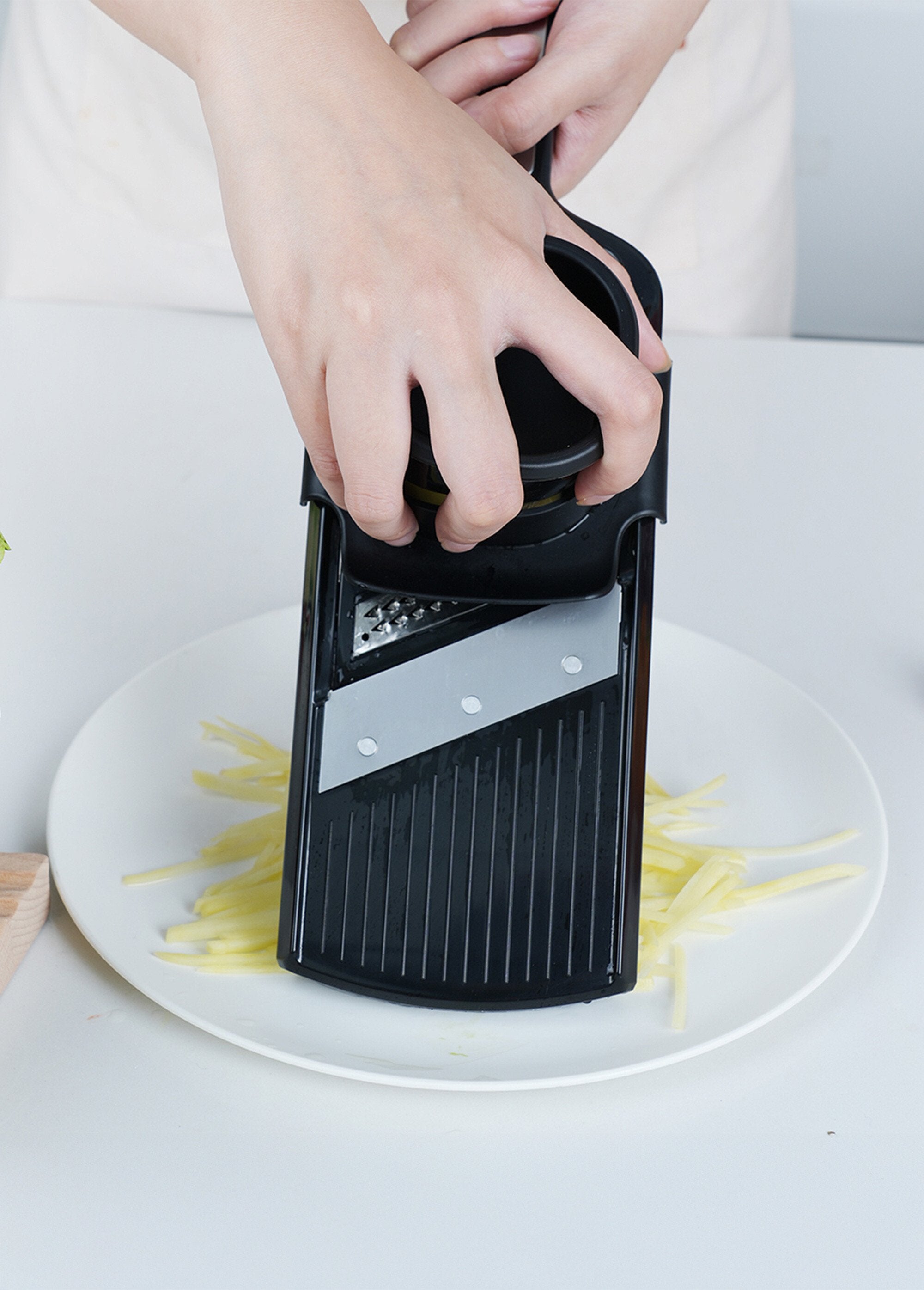 Râpe_de_cuisine_2_lames_inox_+_poussoir_Noir_et_gris_DE3_slim