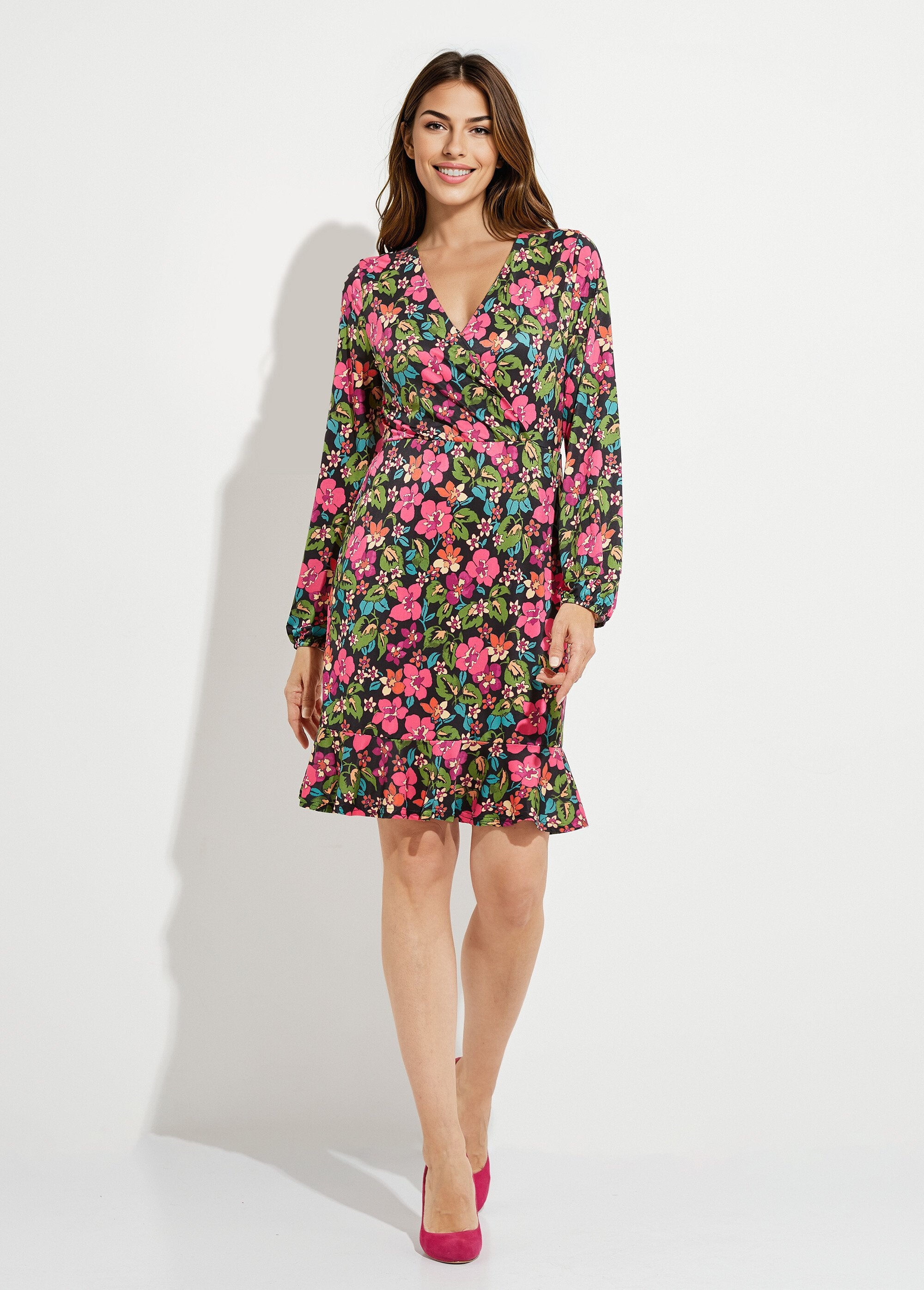 Short,_flared_floral_wrap_dress_Black_and_fuchsia_FA1_slim