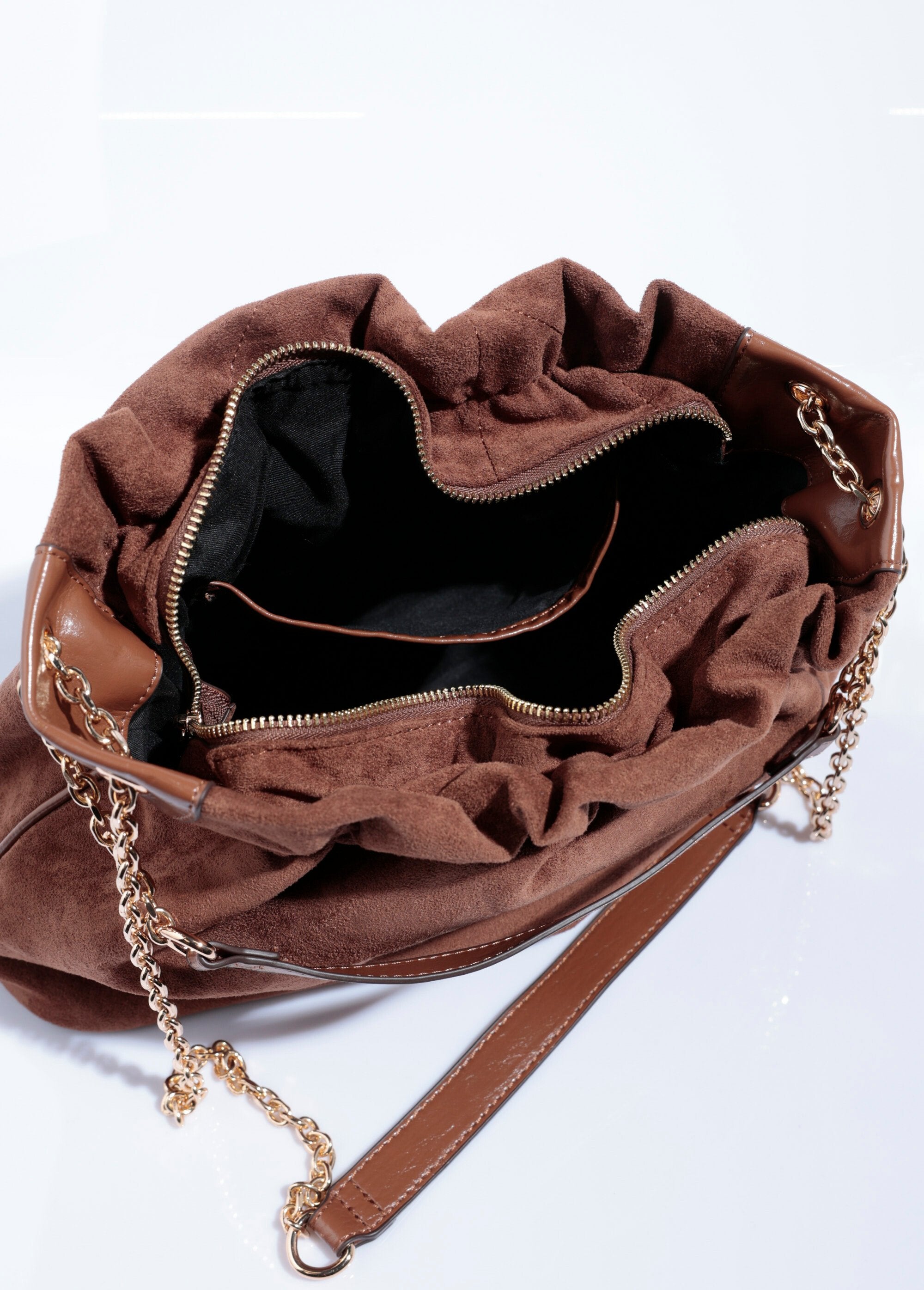 Sac_plissé_chic_suédine_et_bride_métal_Camel_DE1_slim