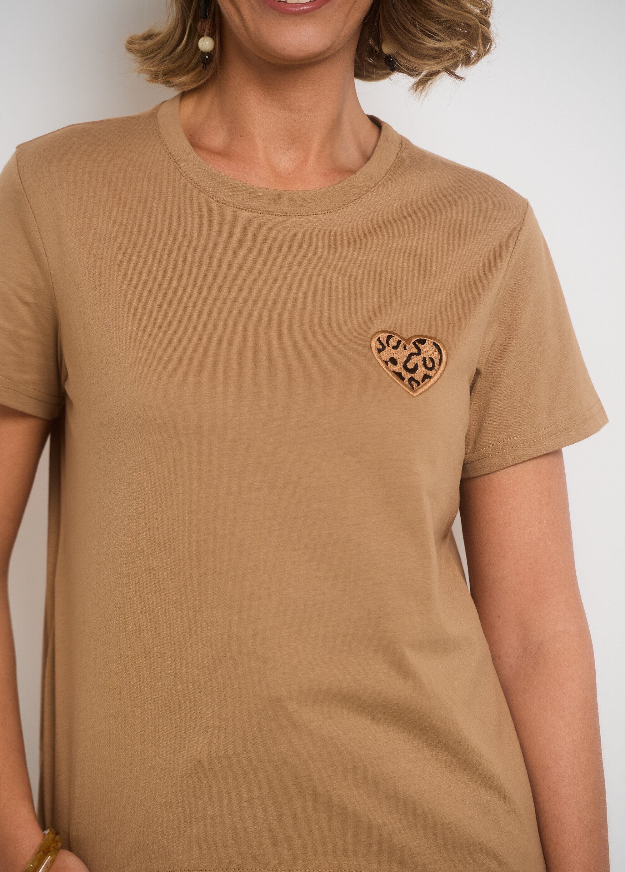 Round_neck_T-shirt_with_embroidered_heart_on_chest_camel_DE1_slim