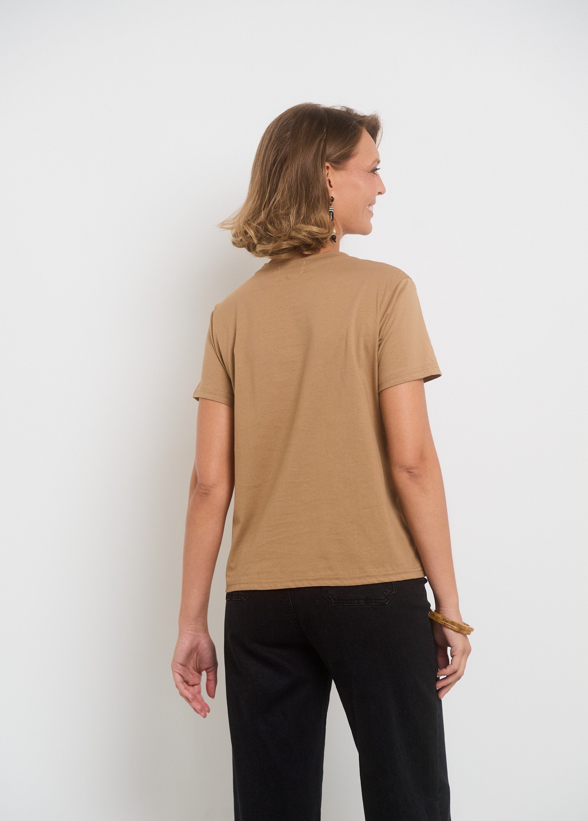 Round_neck_T-shirt_with_embroidered_heart_on_chest_camel_DO1_slim