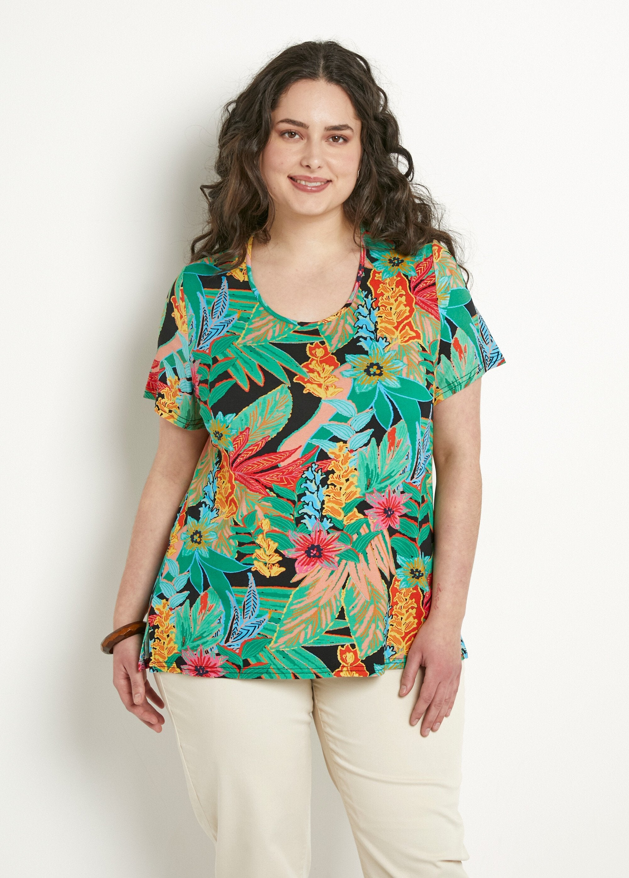 Long_round_neck_t-shirt_with_exotic_print_and_short_sleeves_Black_background_FA1_curvy