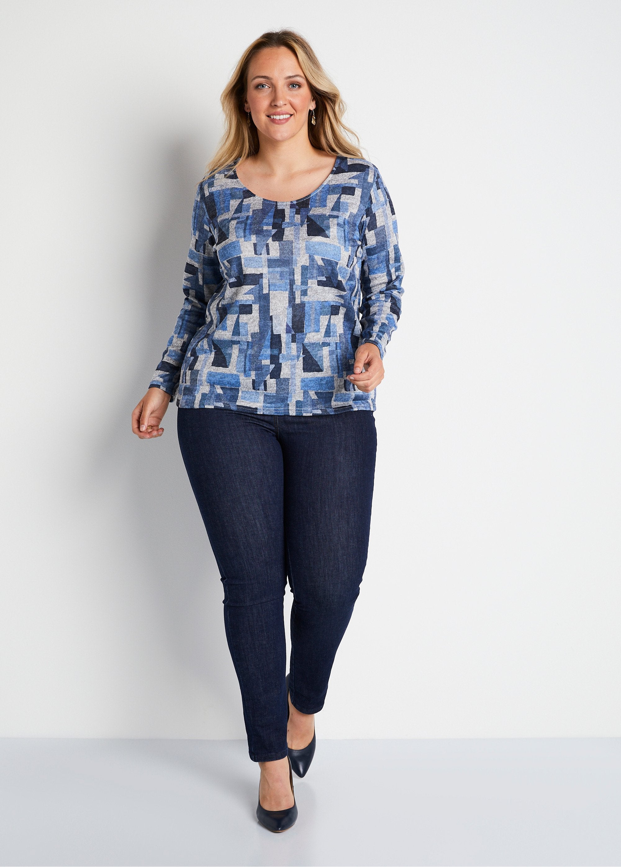 Straight_graphic_print_T-shirt_Blue_print_SF1_curvy