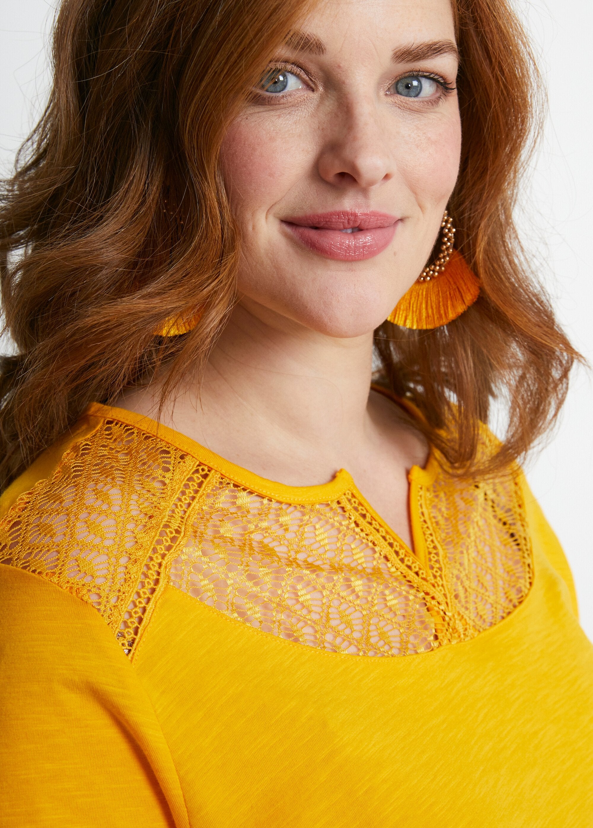 Cotton_slub_knit_lace_t-shirt_Saffron_DE2_curvy